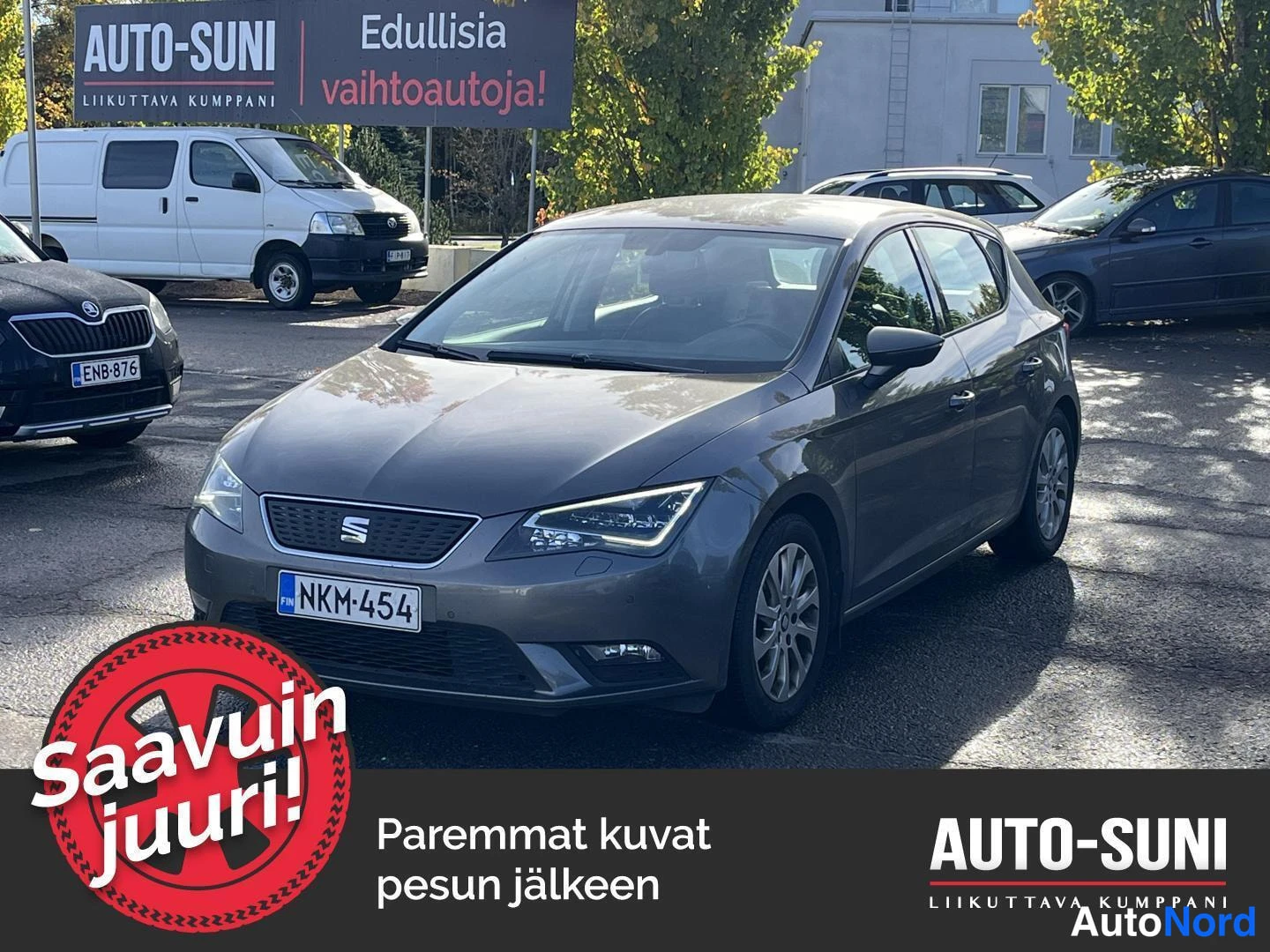 Etuviisto, nokka vasemmalle: Seat Leon, harmaa viistoperäauto kolmivärikuvassa edestä vasemmalta, rekisteritunnus.