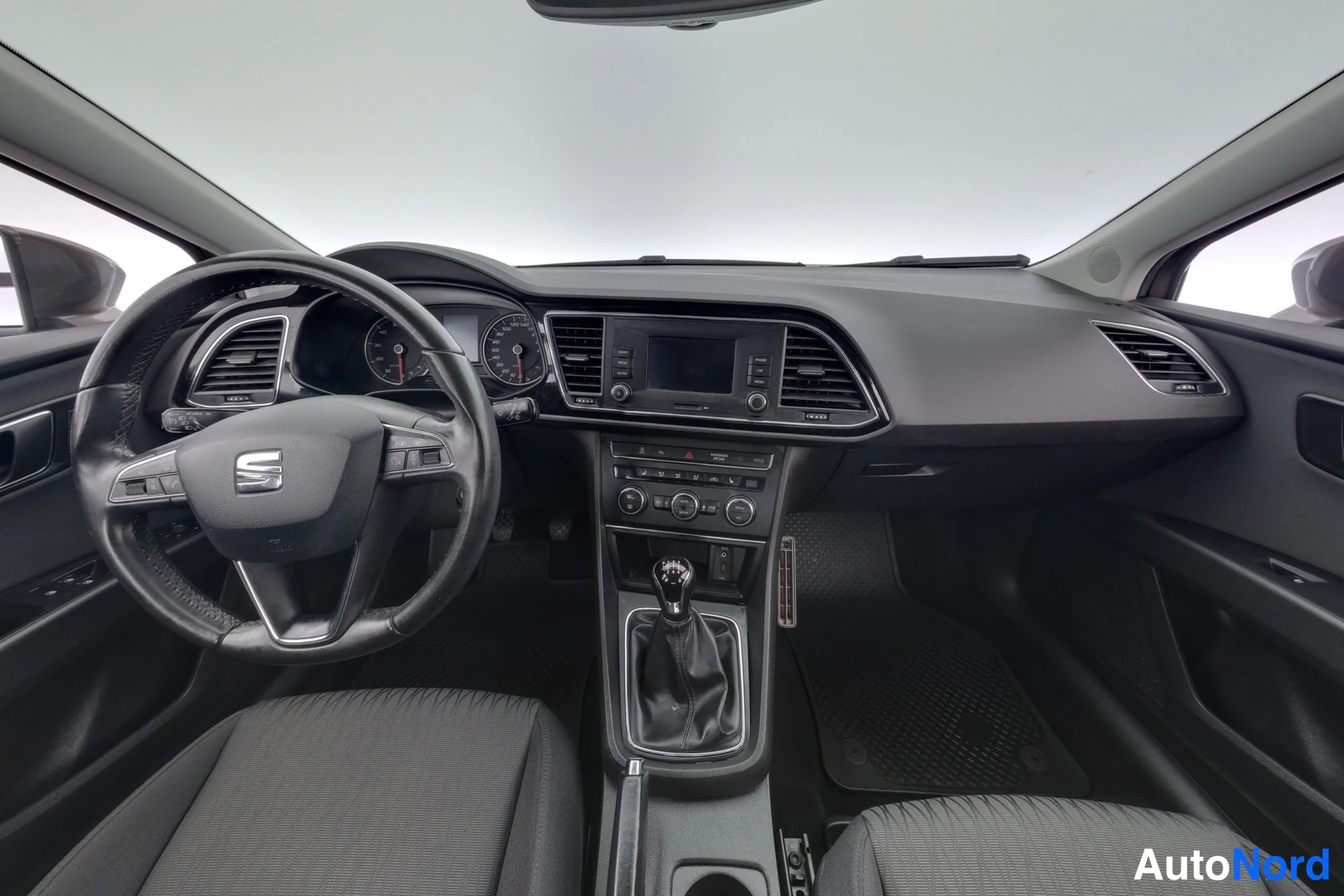 Harmaa Seat Leon 2016, ohjaamo, kuva 7