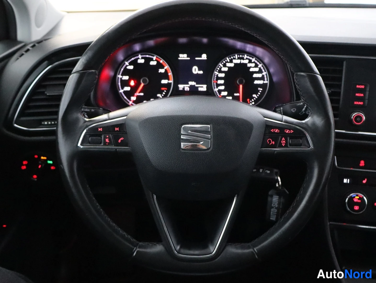 Harmaa Seat Leon 2016, ohjaamo, kuva 8