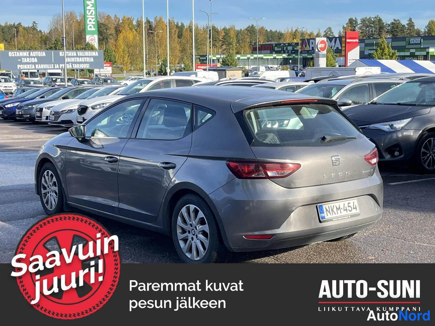 Takaviisto: Seat Leon, harmaa viistoperäauto kolmivärikuvassa takaa vasemmalta, rekisteritunnus.