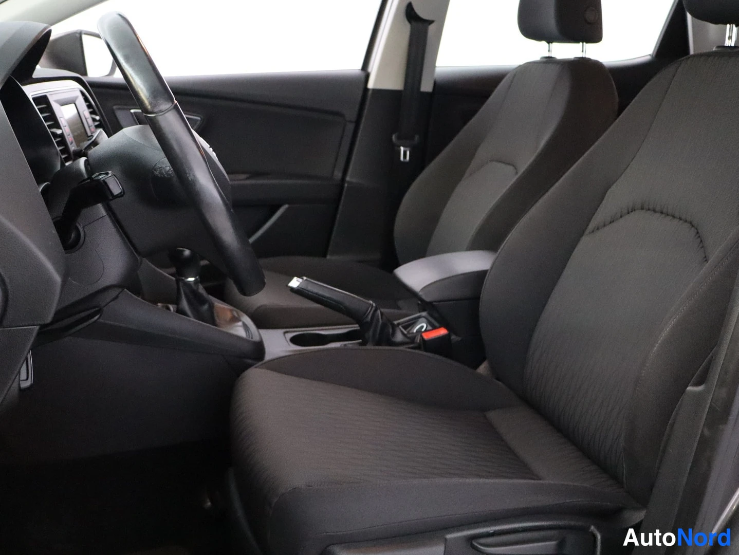 Harmaa Seat Leon 2016, ohjaamo, kuva 9