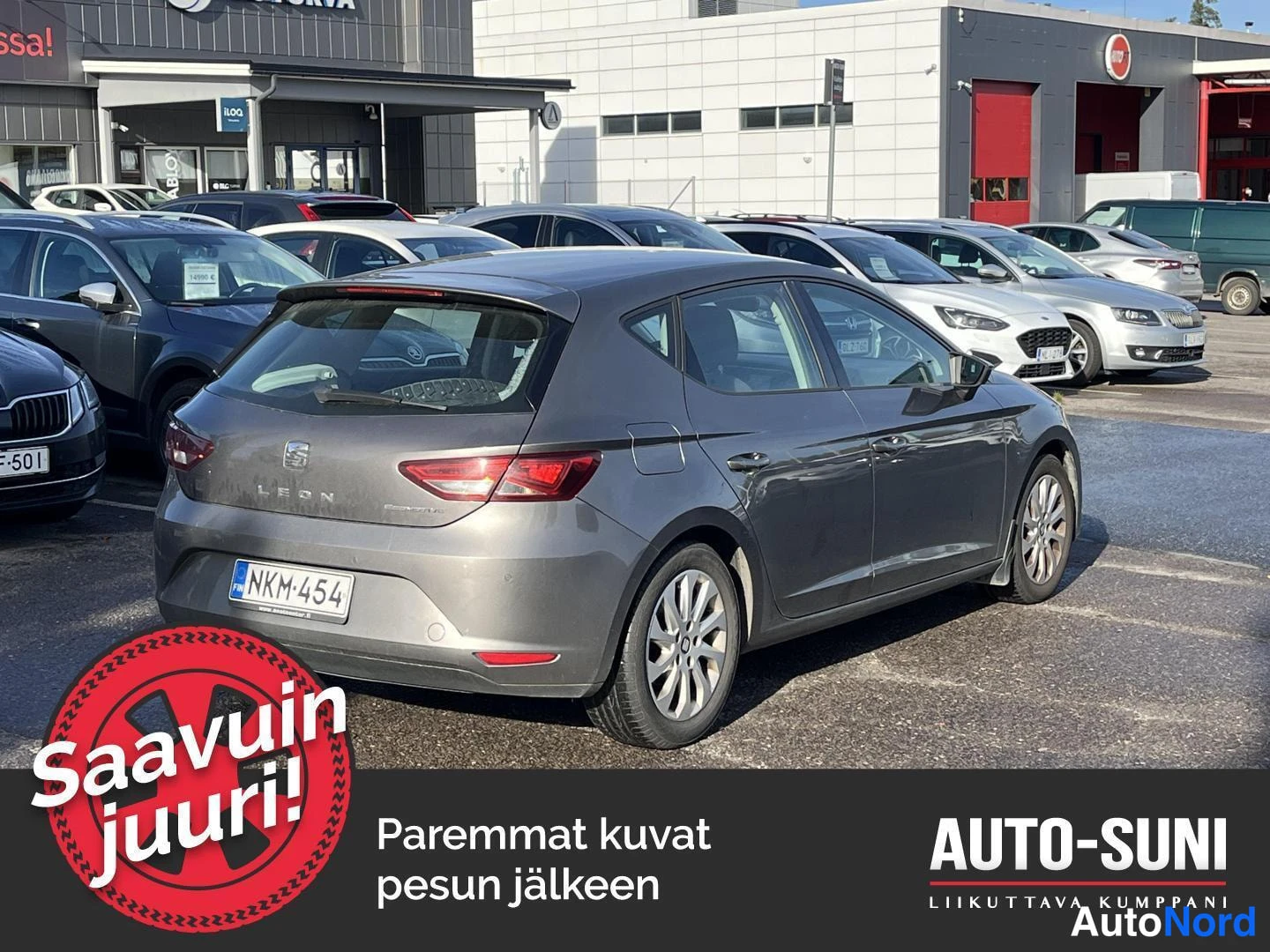 Takaviisto: Seat Leon, harmaa viistoperäauto kolmivärikuvassa takaa oikealta, rekisteritunnus.
