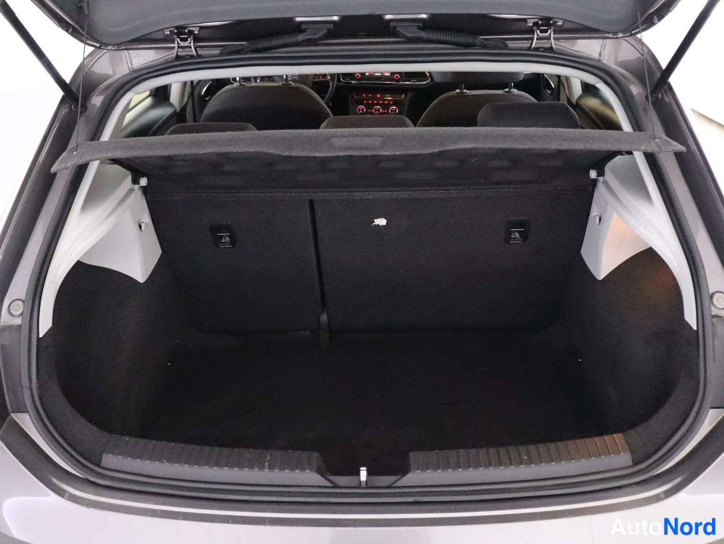 Harmaa Seat Leon 2016, tavaratila, kuva 15