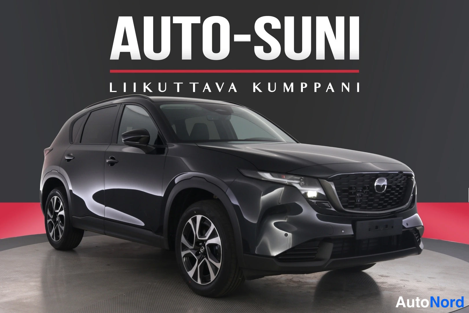 Etuviisto, nokka oikealle: Musta Mazda CX-5 -henkilöauto studiotykkykuvassa etukulmasta, konepelti ja etusäleikkö sekä oikea kylki näkyvissä.