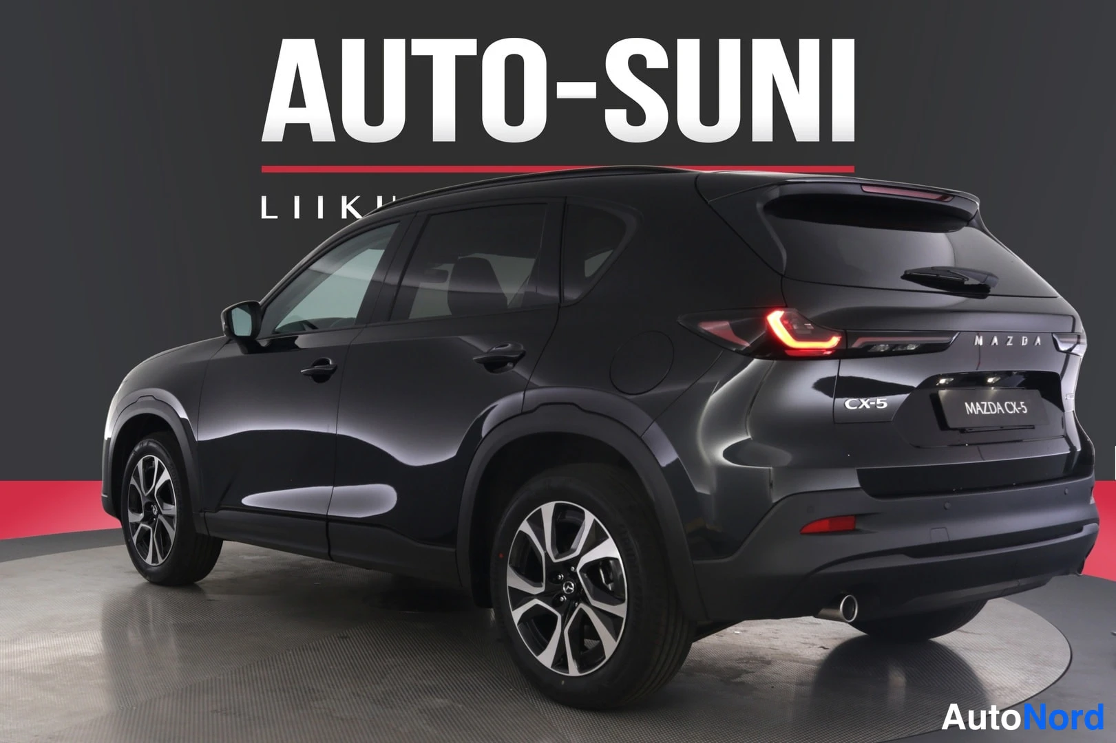Takaviisto: Musta Mazda CX-5 -henkilöauto takakulmasta kuvattuna, takavalo ja peräluukku (CX-5-teksti) sekä auton oikea kylki näkyvät.