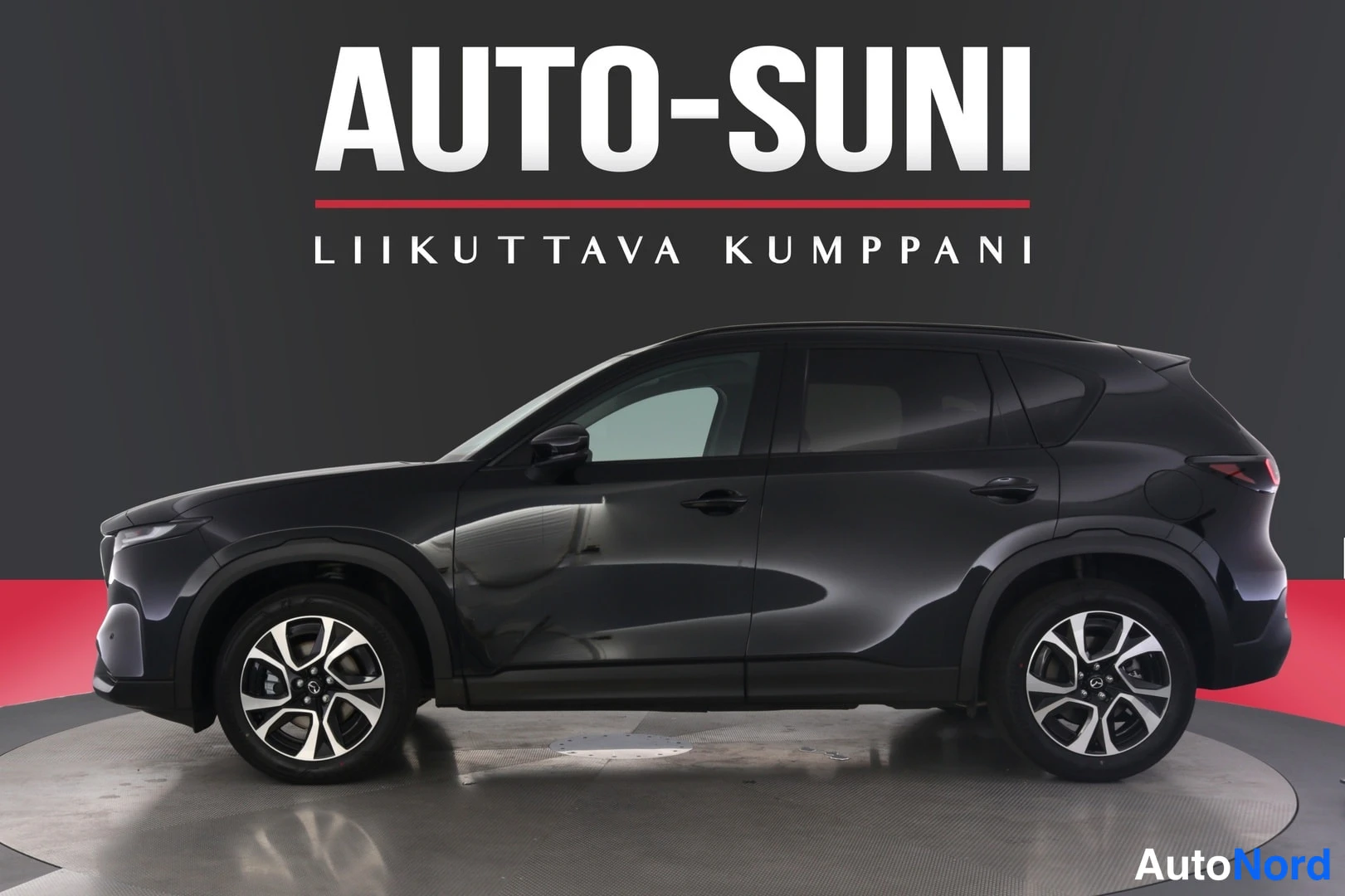 Sivulta: Sivukuvamustasta Mazda CX-5 -autosta studio-olografiikassa, AUTO-SUNI-logolla taustalla.