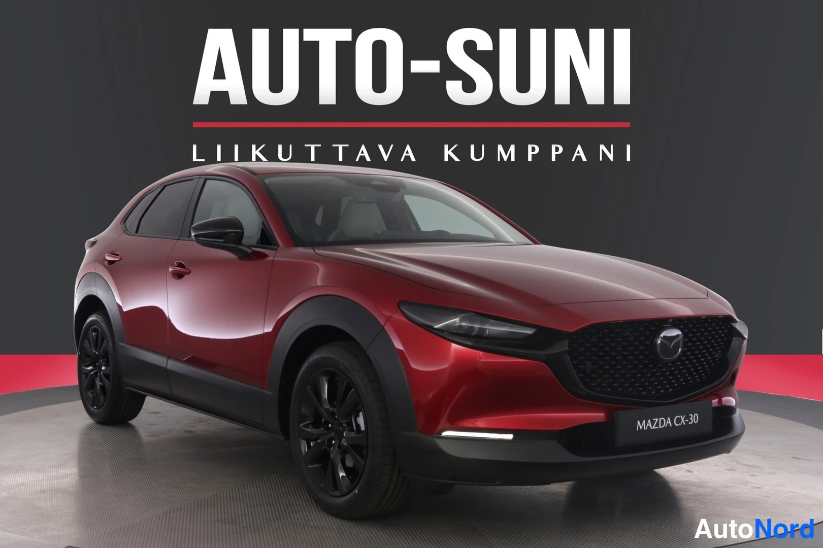 Etuviisto, nokka oikealle: Punainen Mazda CX-30 esillä studiomainen kulissi, etukulma oikealta; etusäleikön keskikohta kuvan oikeassa reunassa.