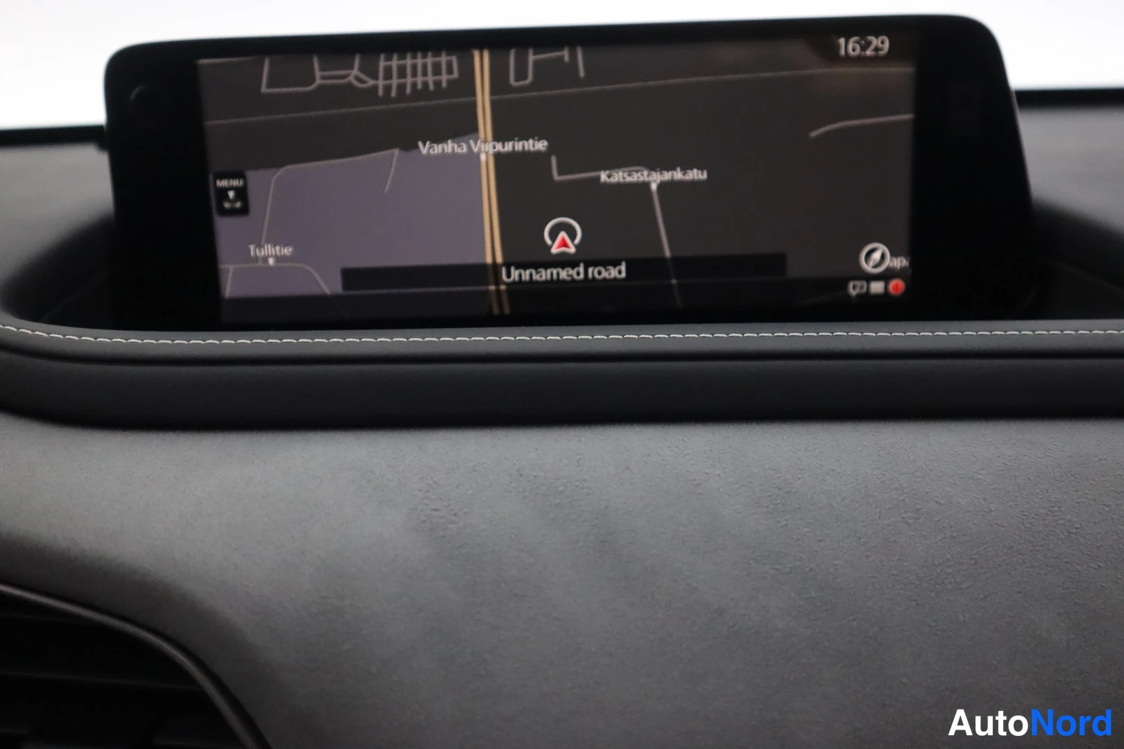 Muu: Kojelaudan infotainment-näyttö näyttää karttaa ja navigaatiota, kadunnimet Vanha Viipurintie ja Katsastajankatu sekä kello 16:29.