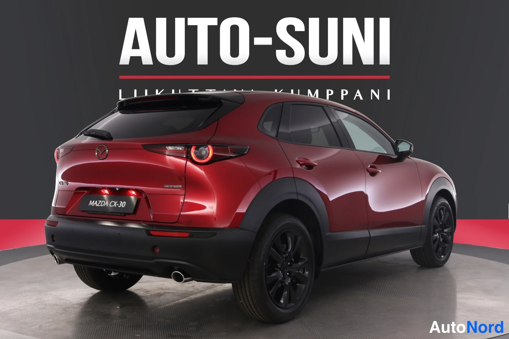 Takaviisto: Punainen Mazda CX-30 takakulma vasemmalta; takavalot ja MAZDA CX-30 -teksti kannessa, mustat vanteet.