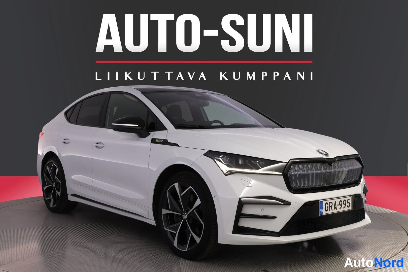 Etuviisto, nokka oikealle: Skoda Enyaq Coupe etuviisto valkoinen, rekisteri