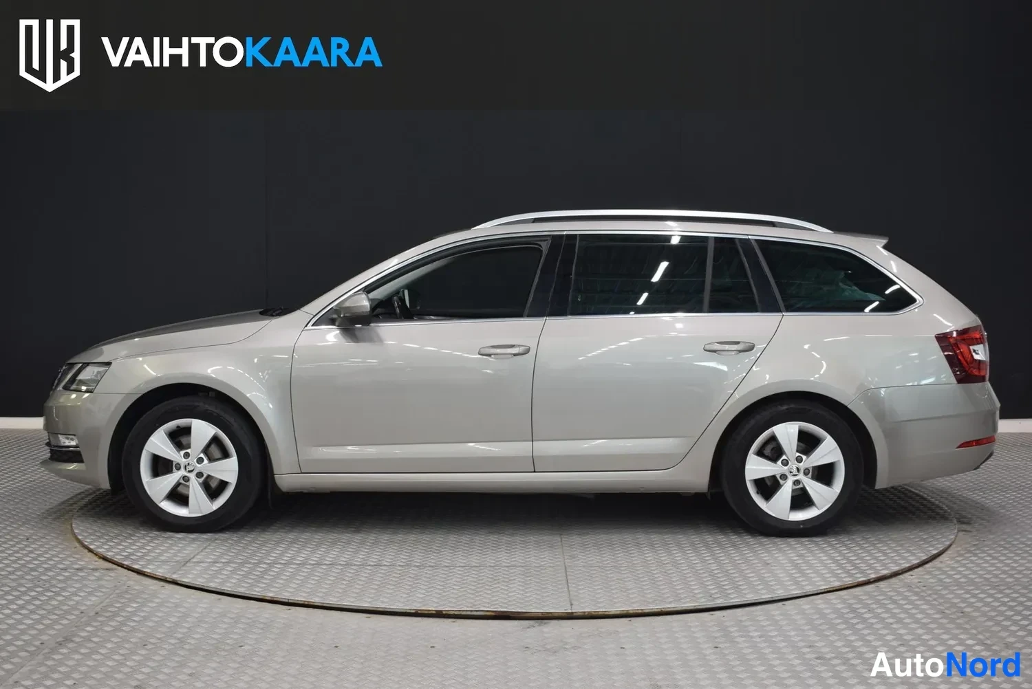 Sivulta: Skoda Octavia -farmarin vasen sivuprofiili, hopeanbeige rungo ja hopeiset pölyttömät kevytmetallivanteet.
