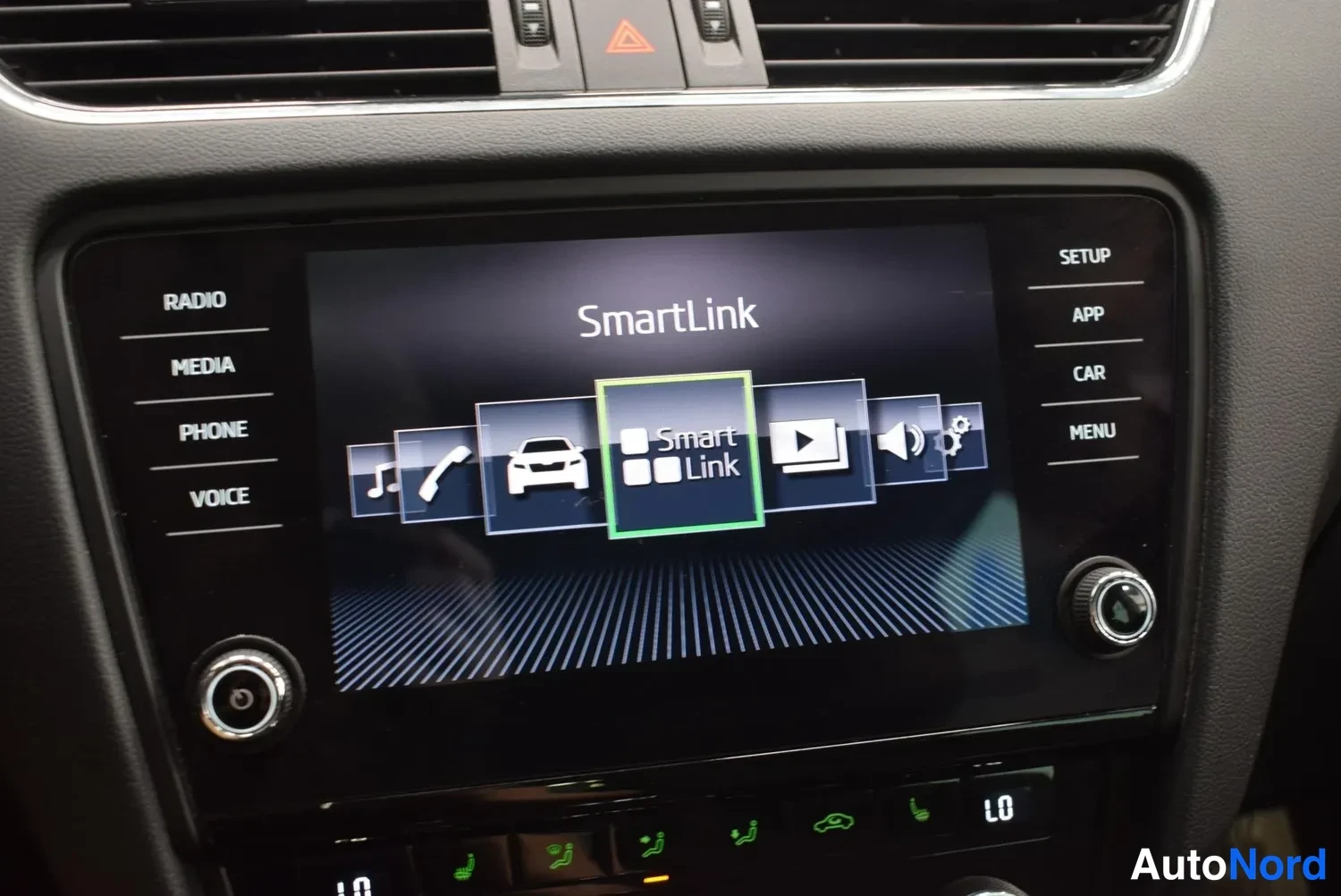 Edestä: Cosch-dashboard näyttää SmartLink-valikon.
