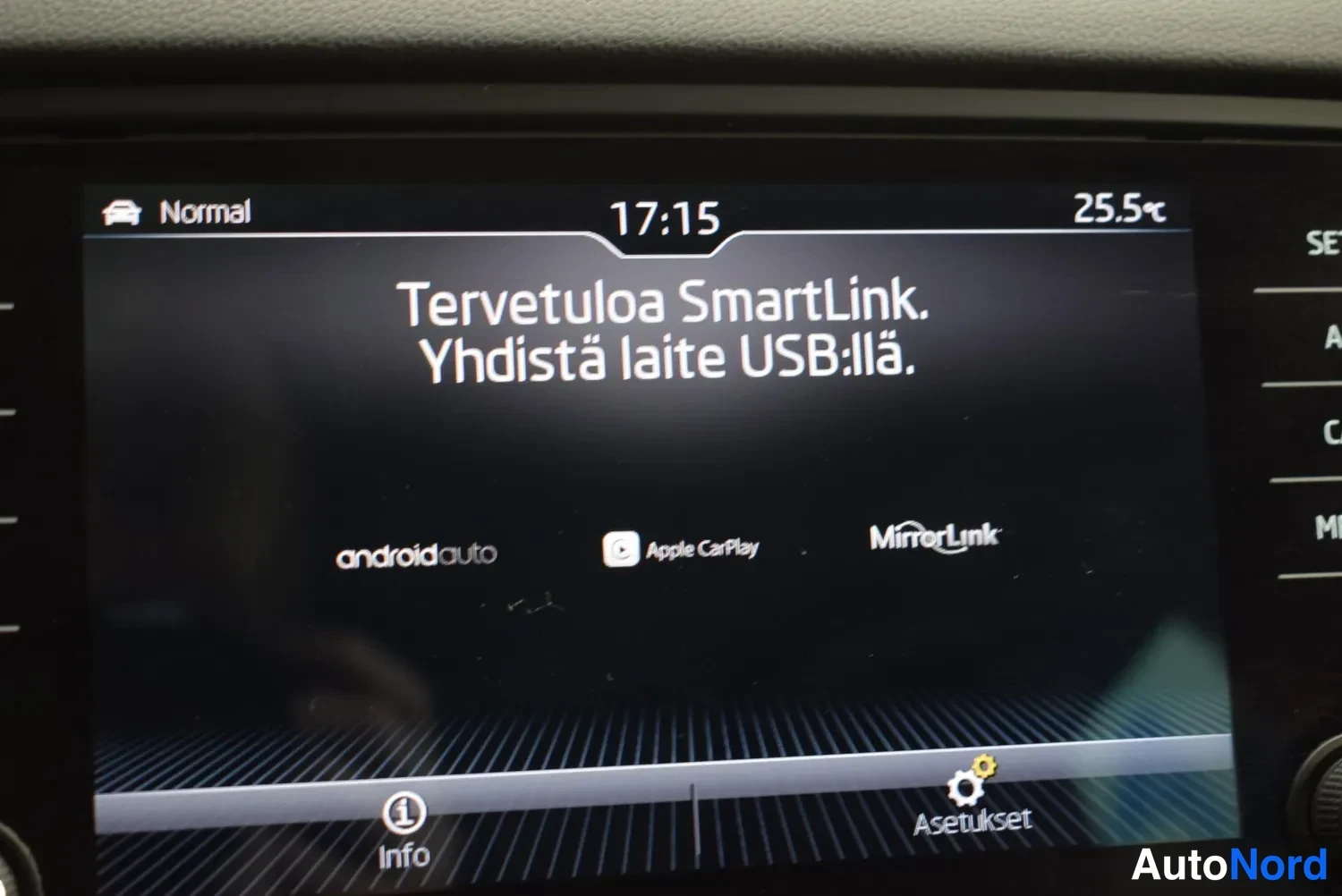 Edestä: Auton infotainment-näyttö pyytää yhdistämään laitteen USB-liitäntään.