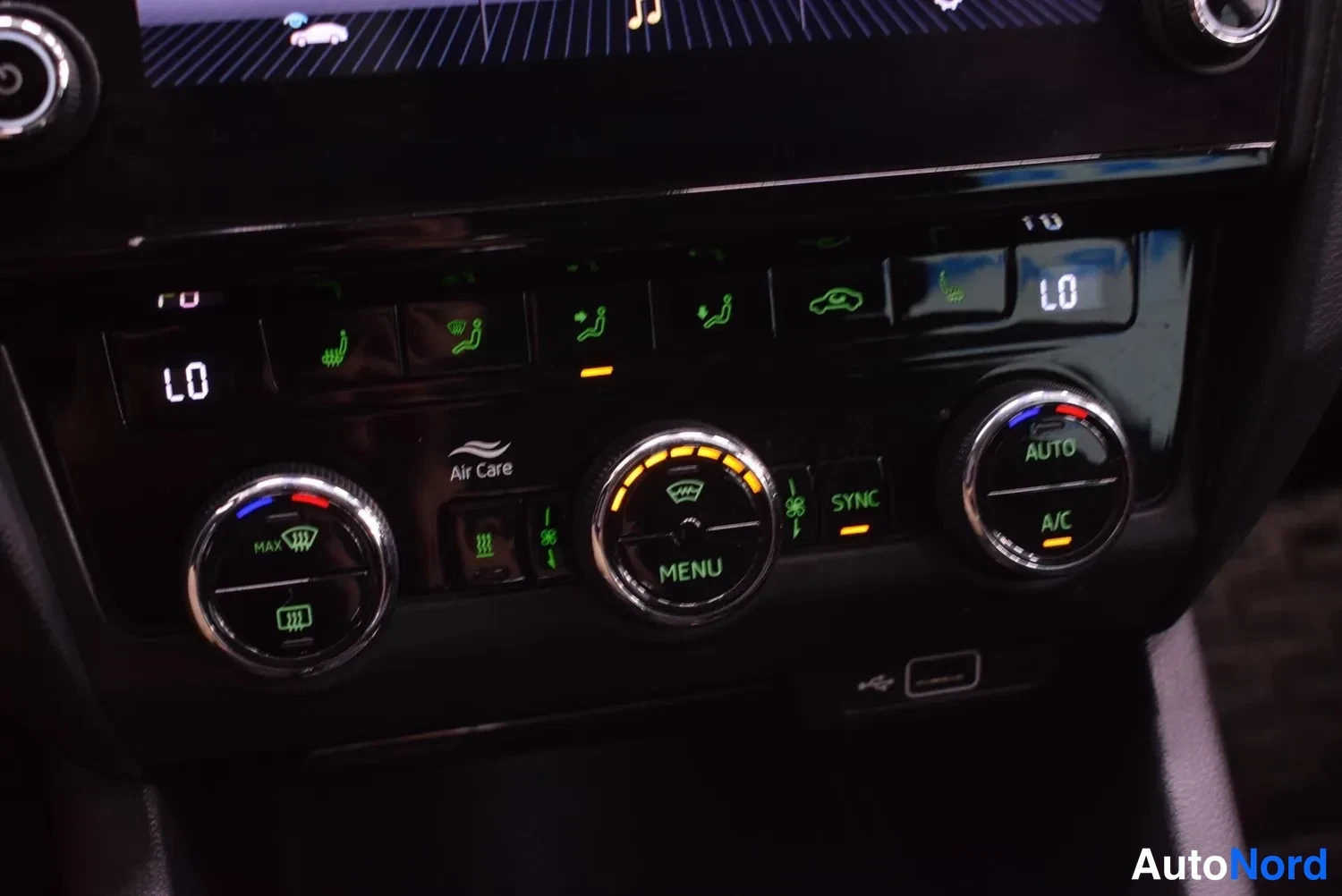 Edestä: Cosch-dashboard ilmastointipaneeli.