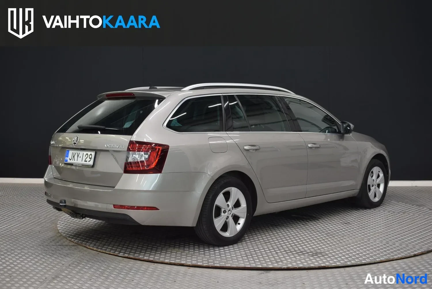 Takaviisto: Skoda Octavia -farmari takaa-luoteelta kolmannespisteestä, takavalo ja rekisterikilpi näkyvissä.