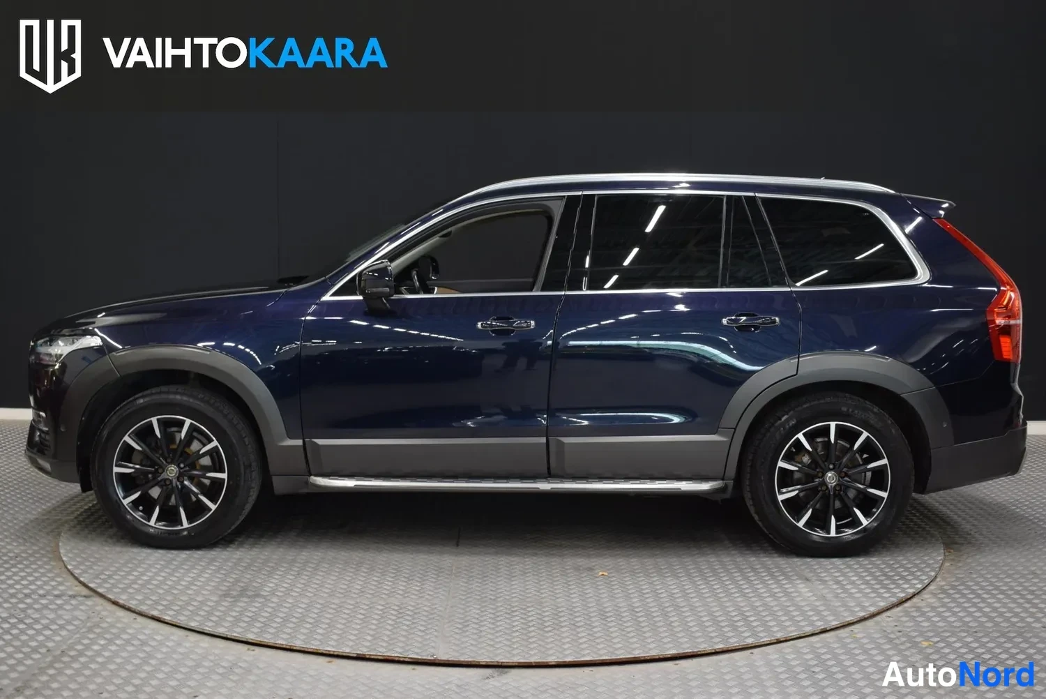 Sivulta: Tummansininen Volvo XC90 -maasturia kuvattu sivulta vasemmalta studio Lavassa, rekisteritunnus.