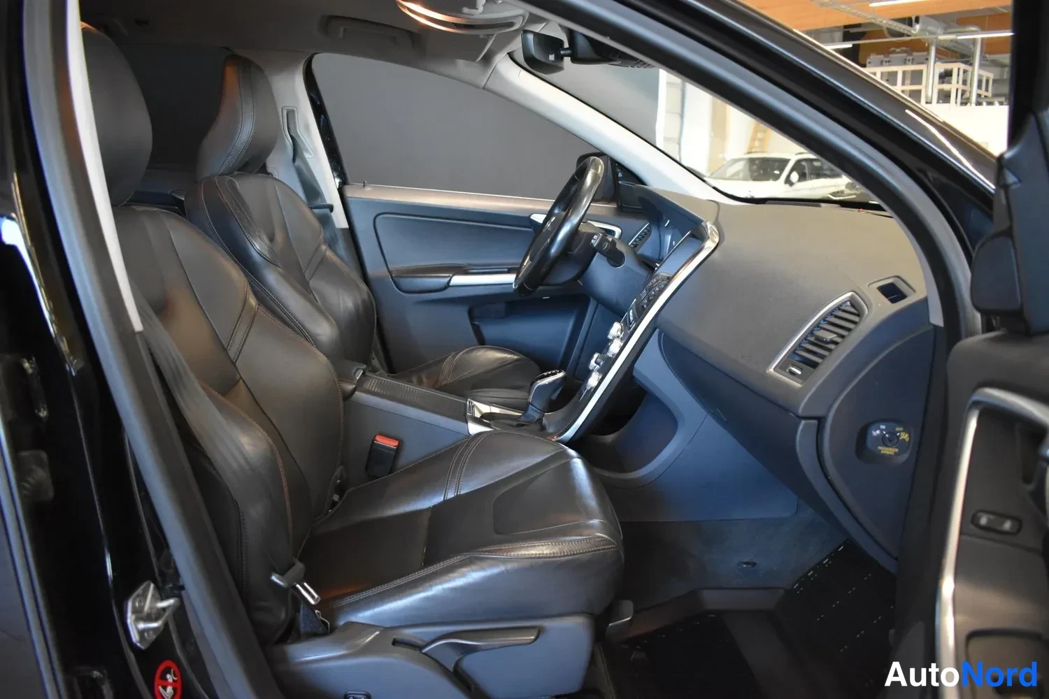 Musta Volvo XC60 2017, ulkokuva 11 – Raisio