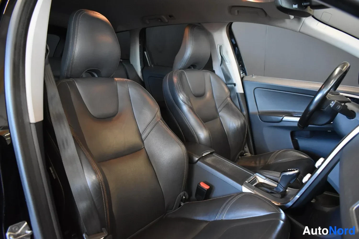 Musta Volvo XC60 2017, ulkokuva 12 – Raisio