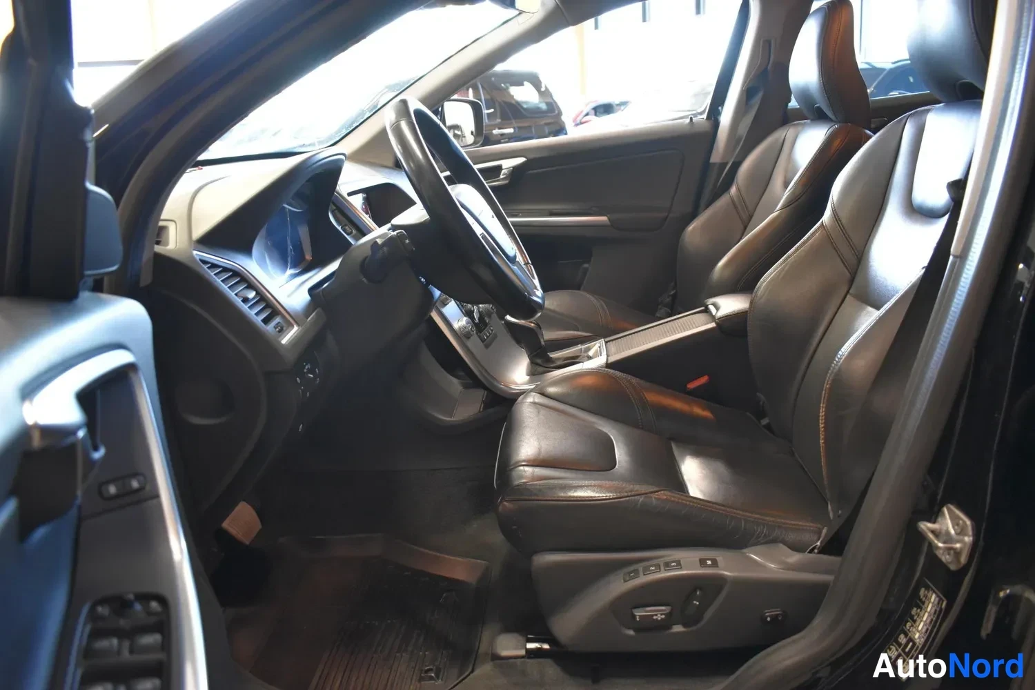 Musta Volvo XC60 2017, ulkokuva 7 – Raisio
