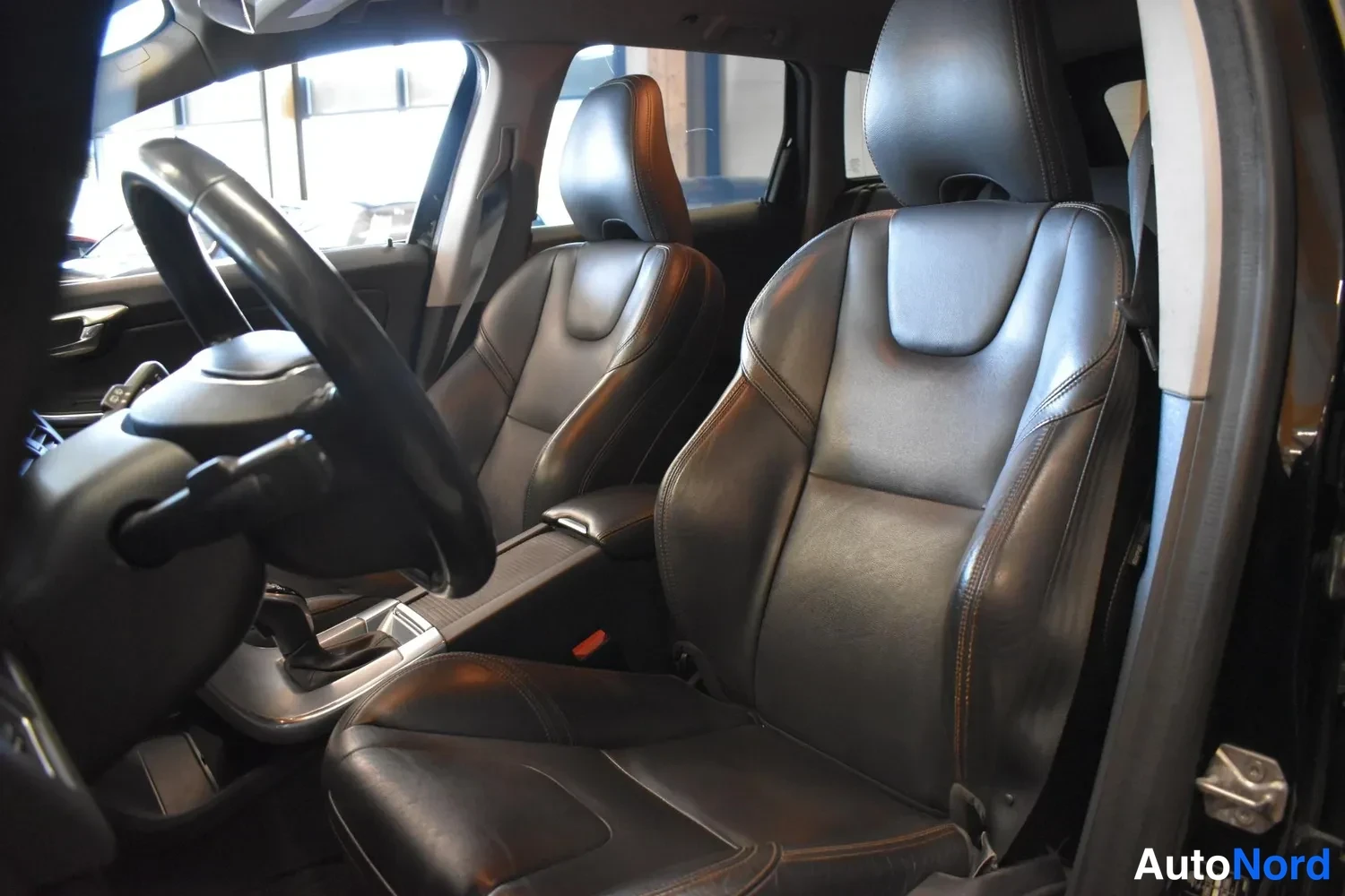 Musta Volvo XC60 2017, ulkokuva 9 – Raisio