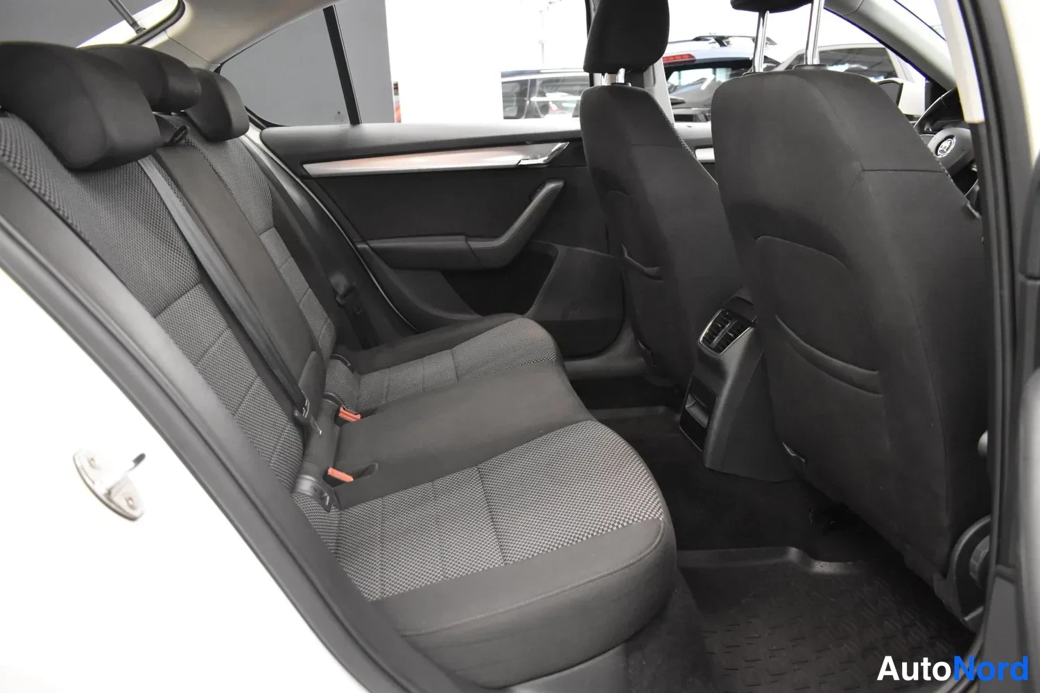 Valkoinen Skoda Octavia 2014, ulkokuva 12 – Raisio