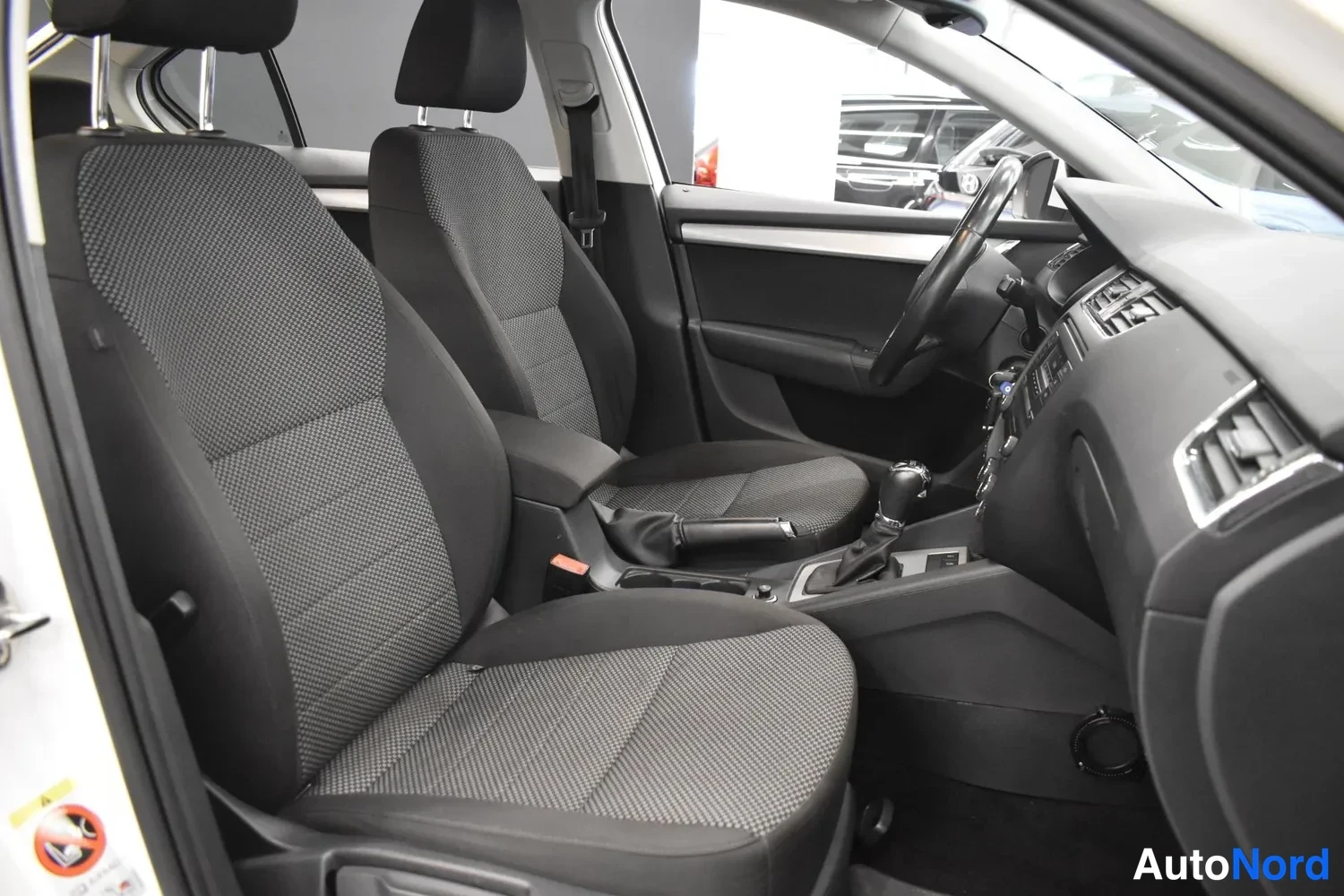 Valkoinen Skoda Octavia 2014, ulkokuva 13 – Raisio