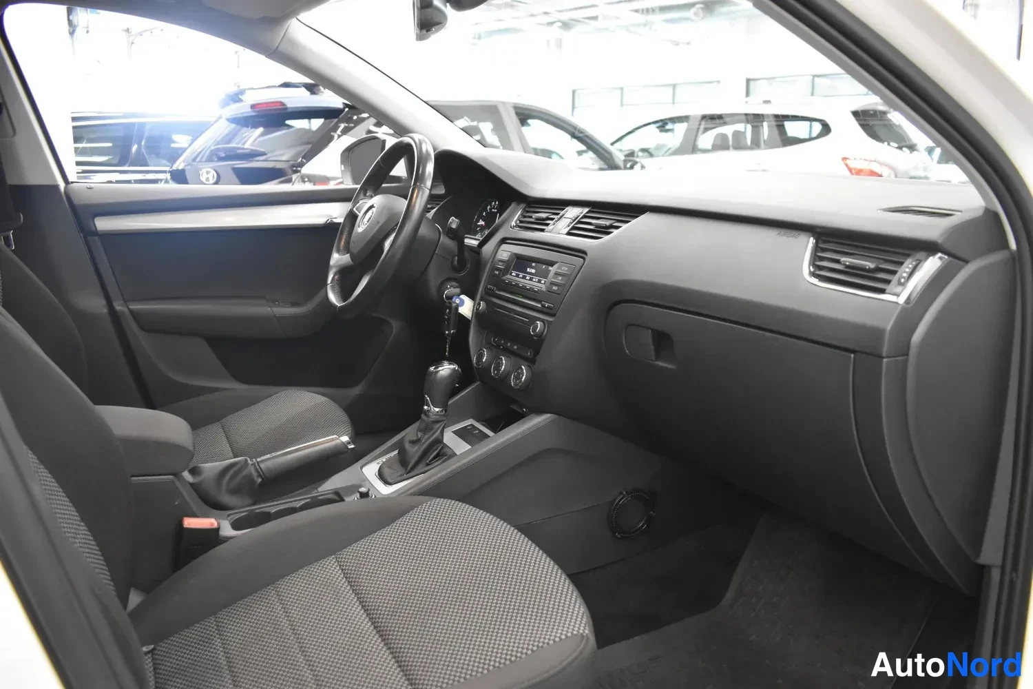 Valkoinen Skoda Octavia 2014, ulkokuva 14 – Raisio