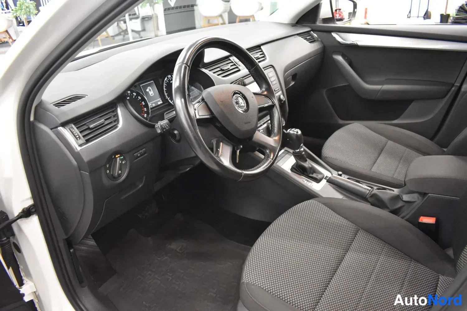Valkoinen Skoda Octavia 2014, ulkokuva 8 – Raisio