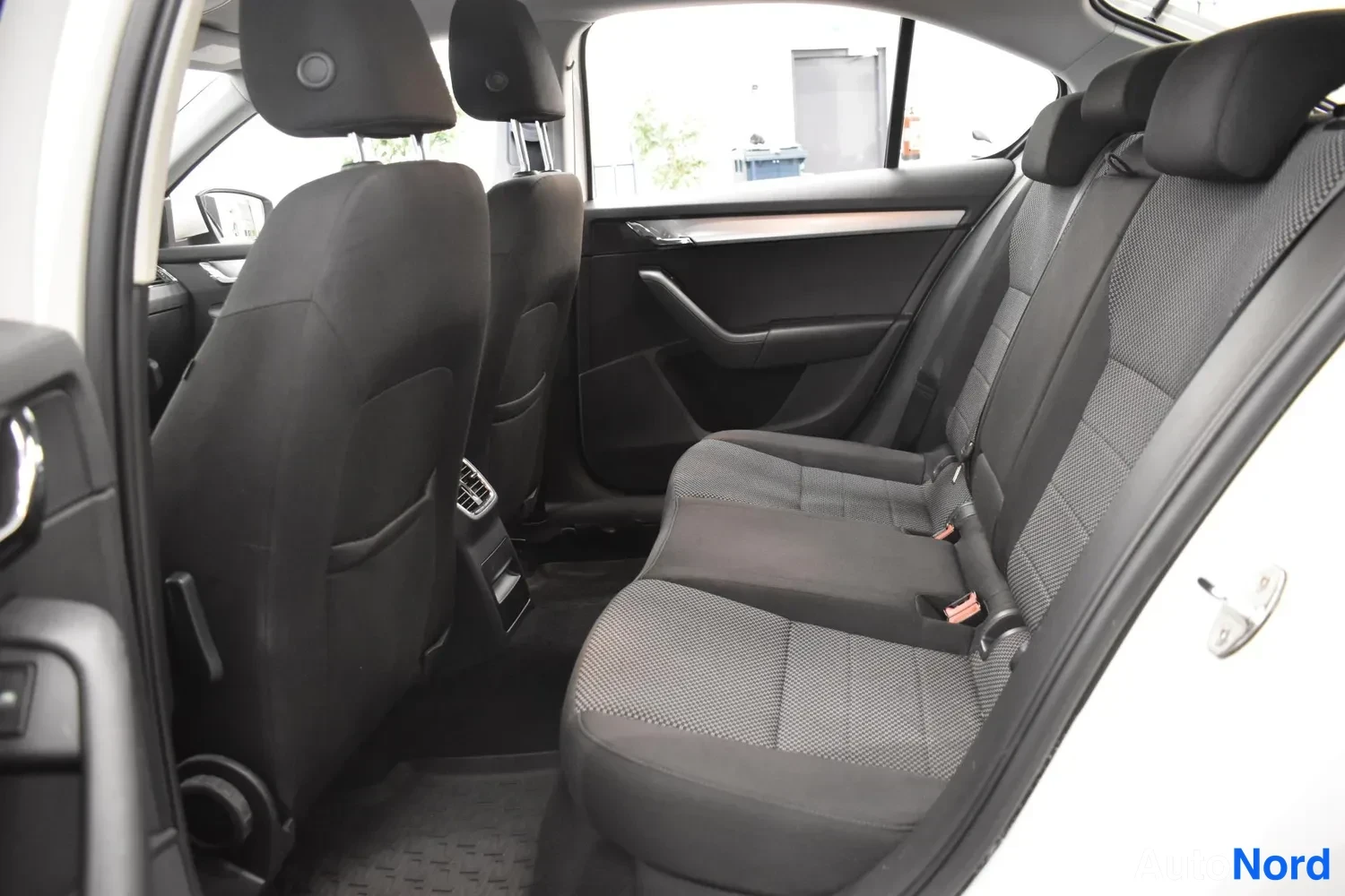 Valkoinen Skoda Octavia 2014, ulkokuva 9 – Raisio