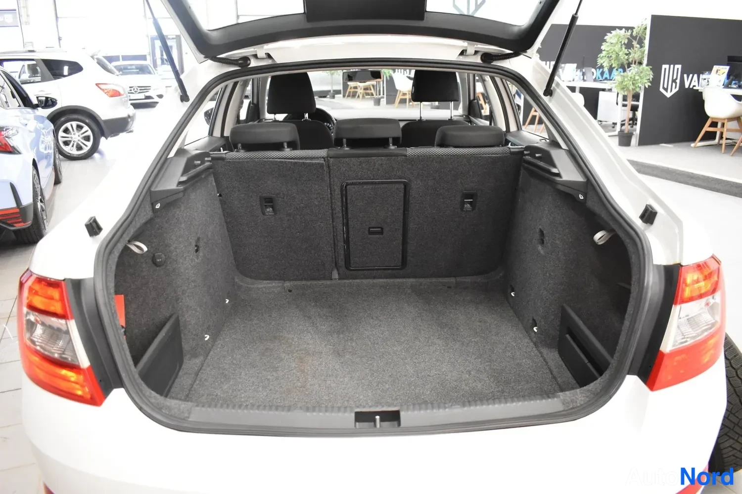 Valkoinen Skoda Octavia 2014, ulkokuva 10 – Raisio