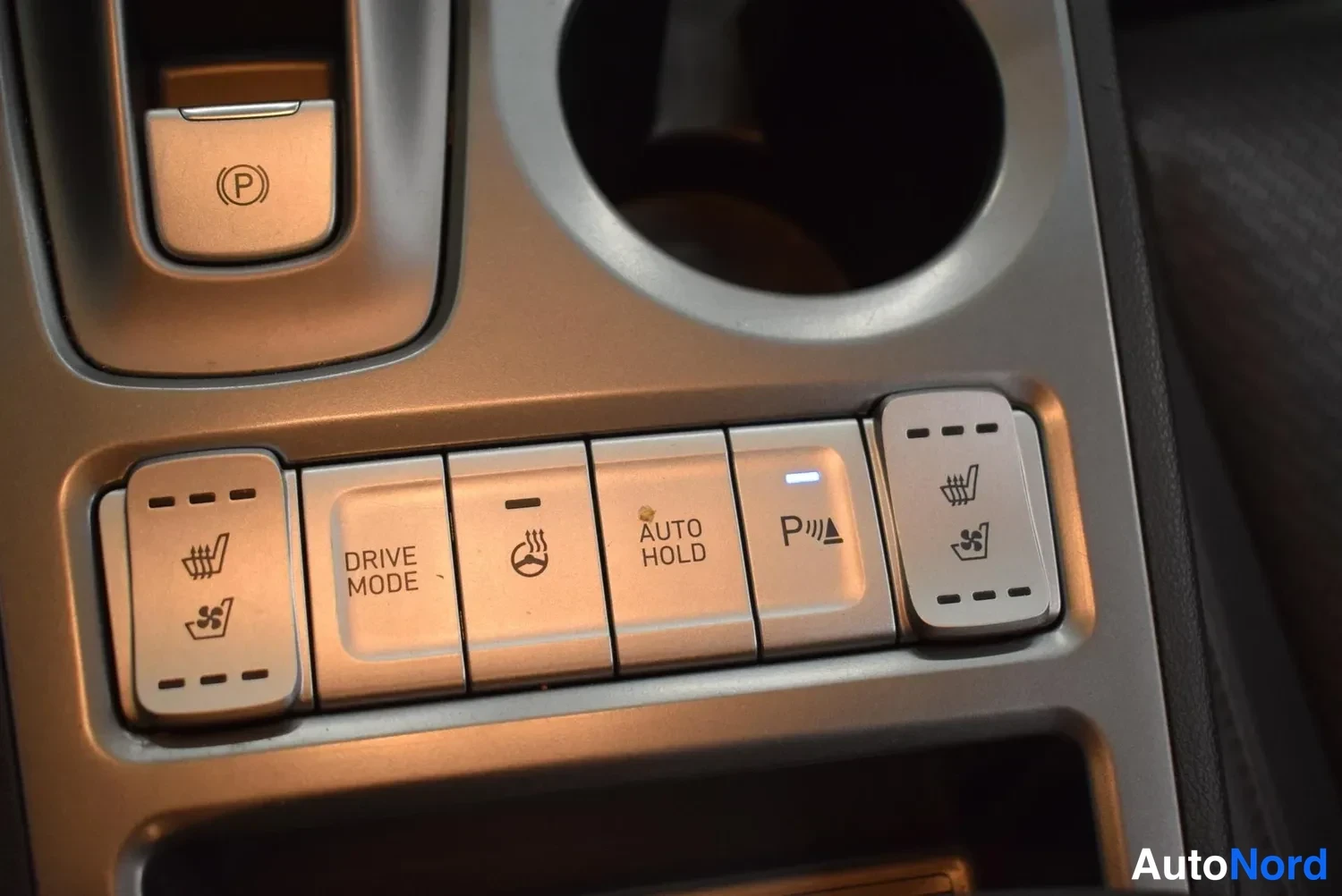 Muu: Konsolin painikerivi: sähköinen pysäköintijarru (P), AUTO HOLD, DRIVE MODE sekä ohjauspyörän ja istuinten lämmitys- ja tuuletuspainikkeet.