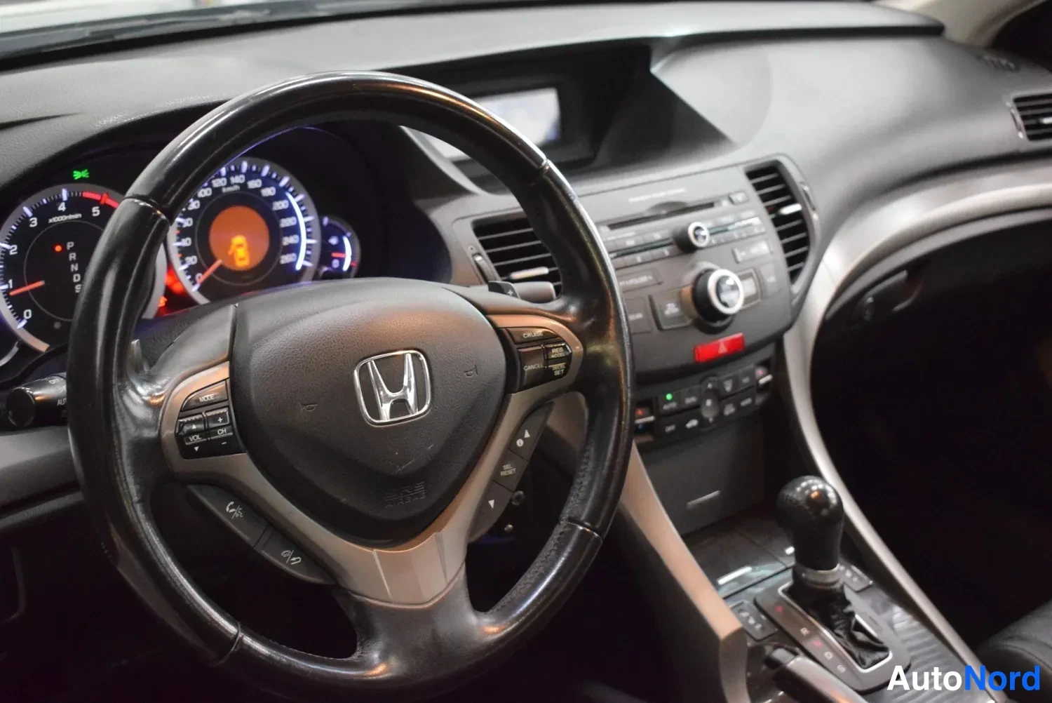 Muu: Honda-merkitty ohjauspyörä, mittaristo ja keskikonsoli automaattivaihteistolla