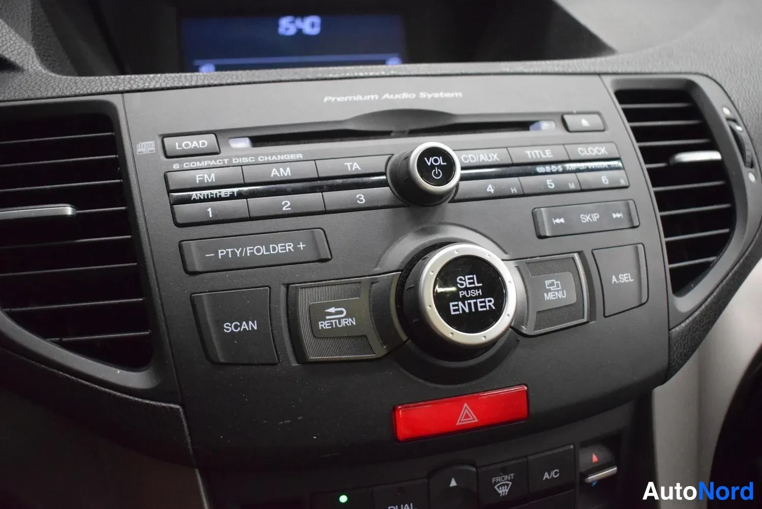 Muu: Autojen kojelauta: Premium Audio System -radioyksikkö volume-säätimellä, CD-vaihdin, A/C- ja IV-teksti-näppäimet