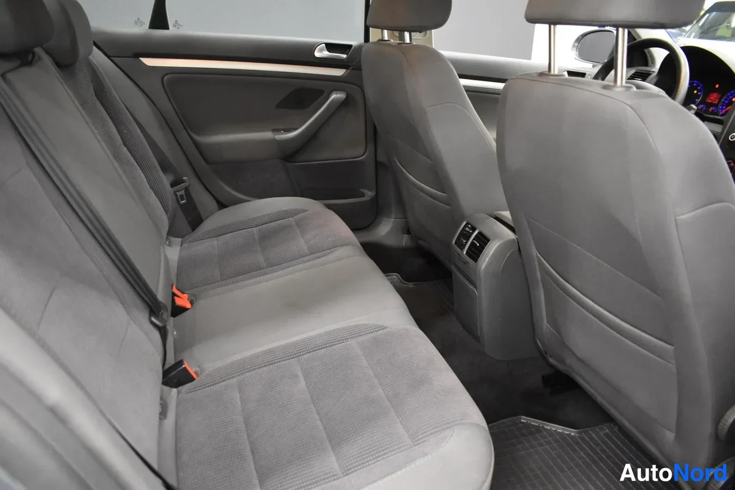 Harmaa Volkswagen Jetta 2007, ulkokuva 11 – Raisio