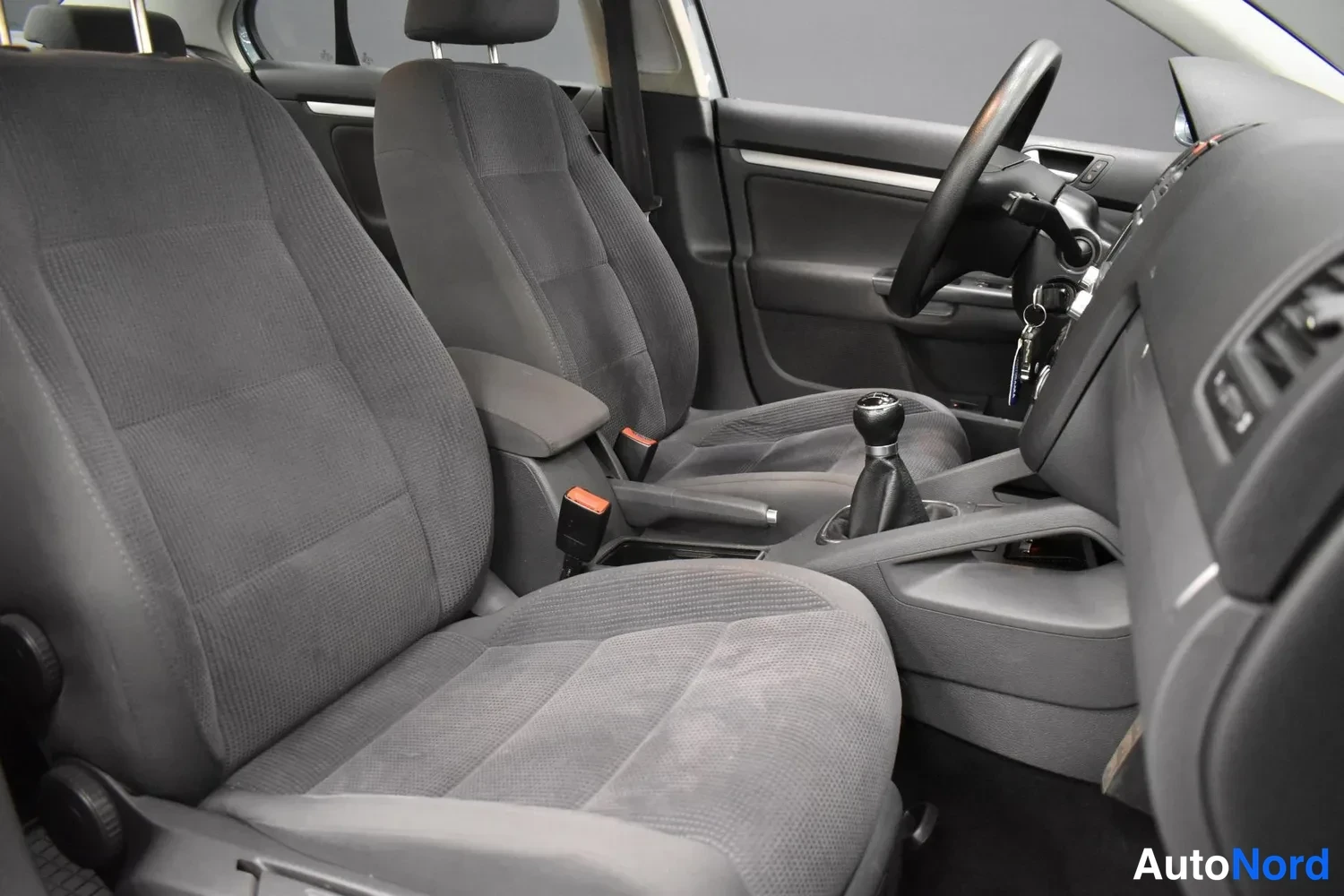 Harmaa Volkswagen Jetta 2007, ulkokuva 10 – Raisio