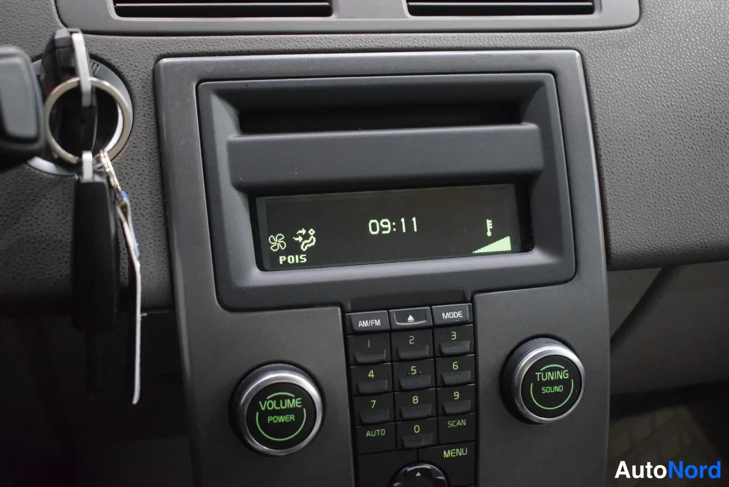 Yksityiskohta: Radio, jonka näytössä lukee 09:11 ja POIS, ja jonka vieressä on VOLUME POWER- ja TUNING SOUND-kääntönapit.