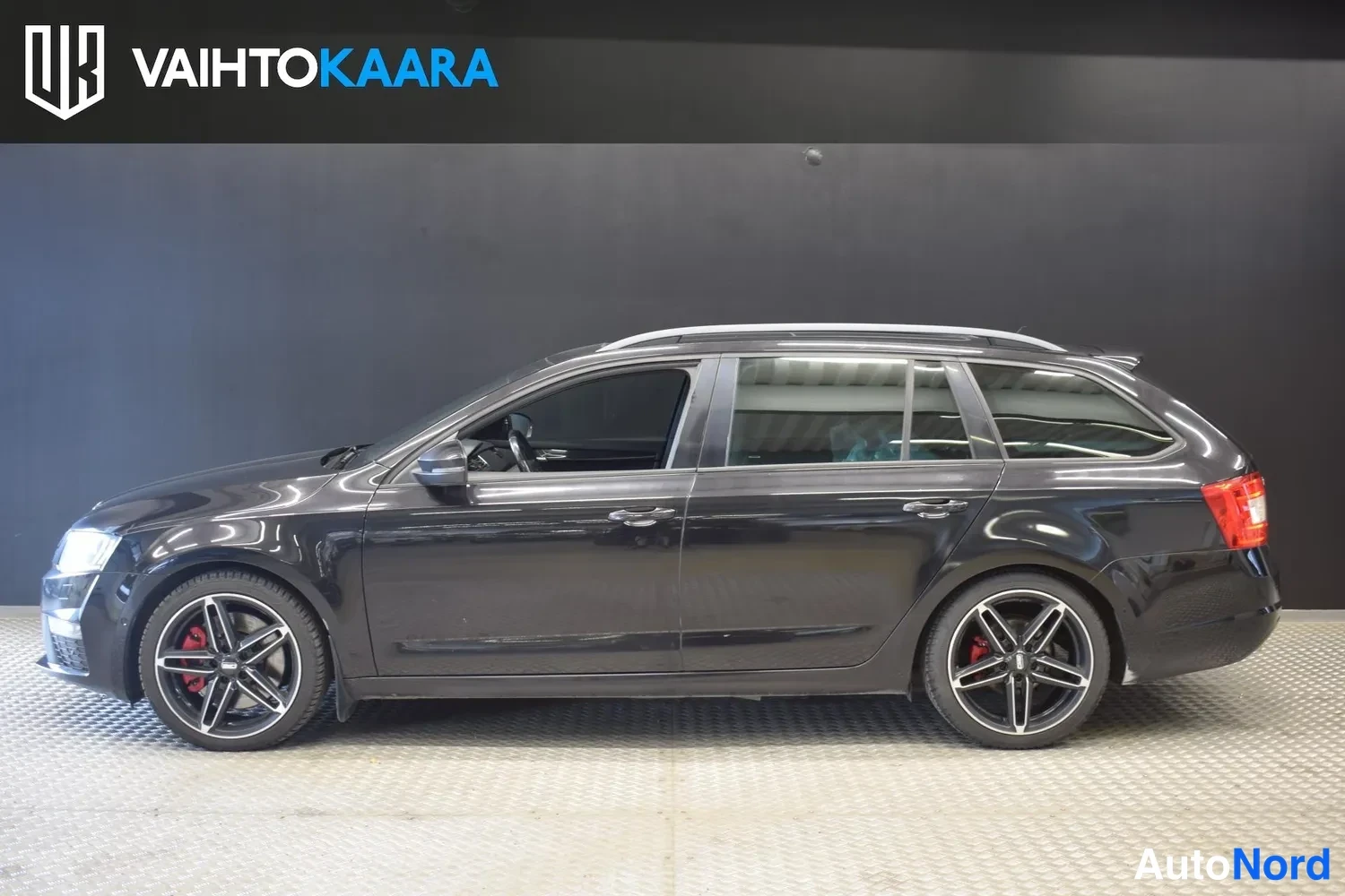 Musta Skoda Octavia 2016, ulkokuva 2 – Raisio