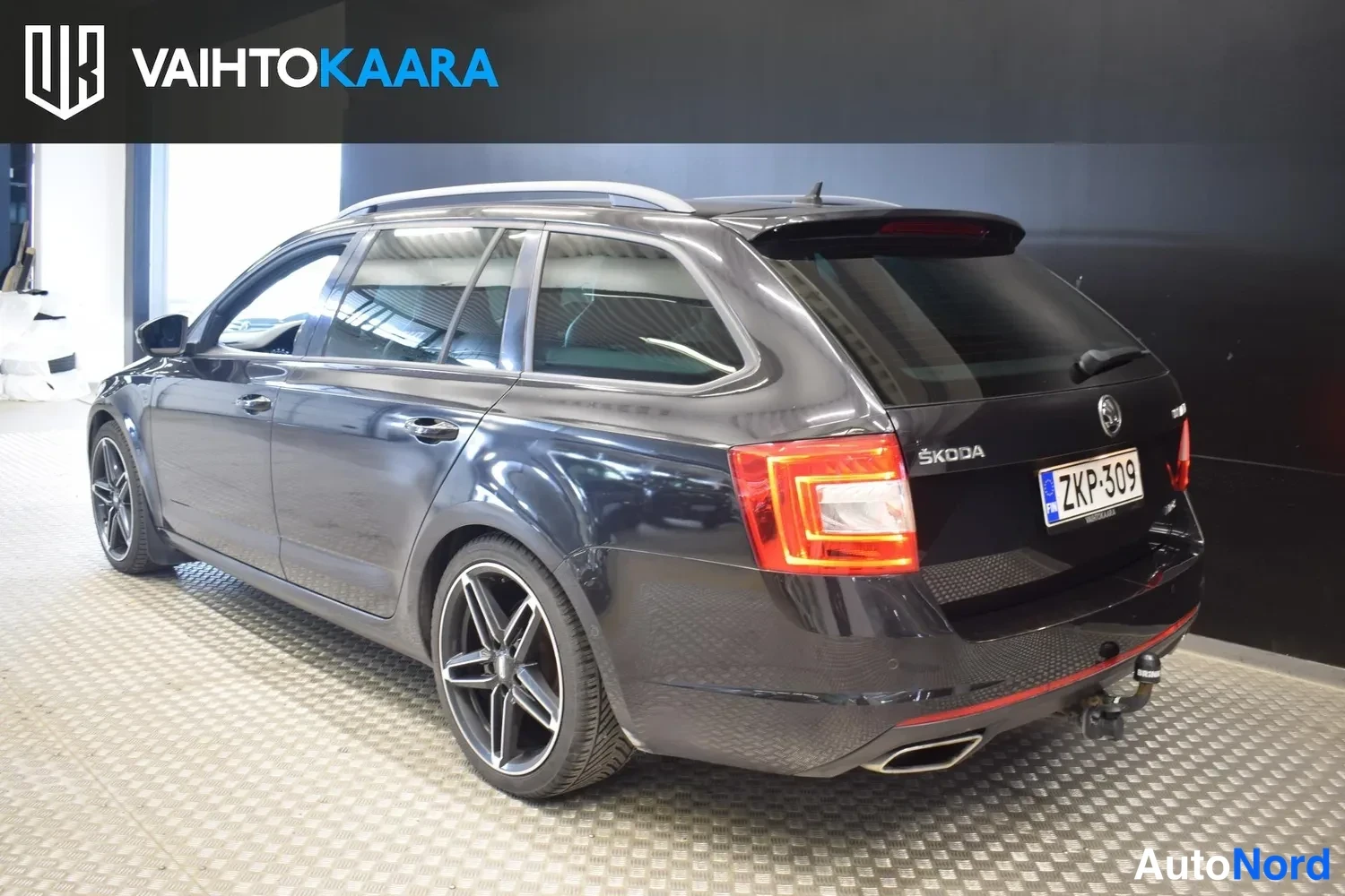 Musta Skoda Octavia 2016, ulkokuva 3 – Raisio