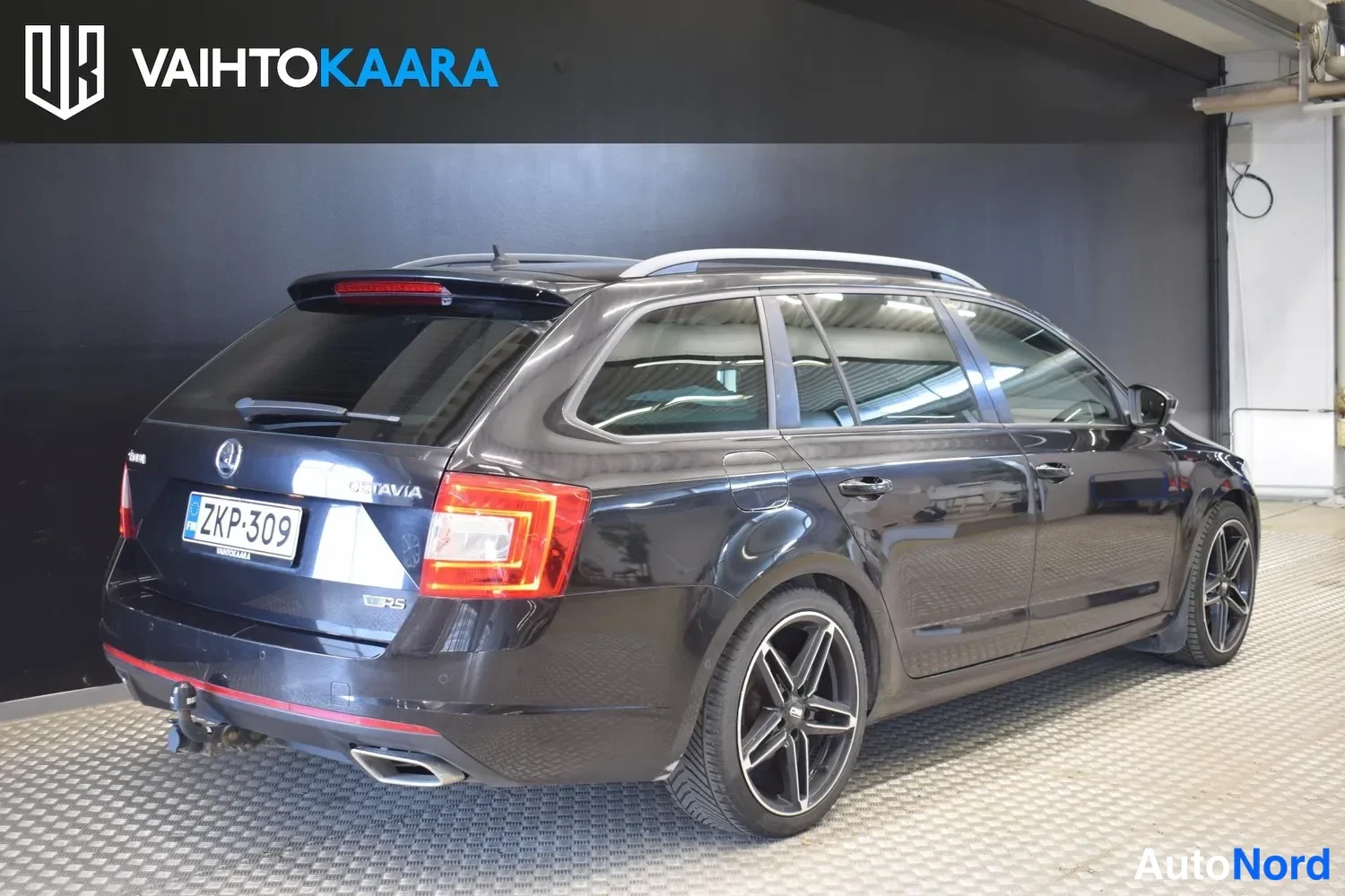 Musta Skoda Octavia 2016, ulkokuva 4 – Raisio