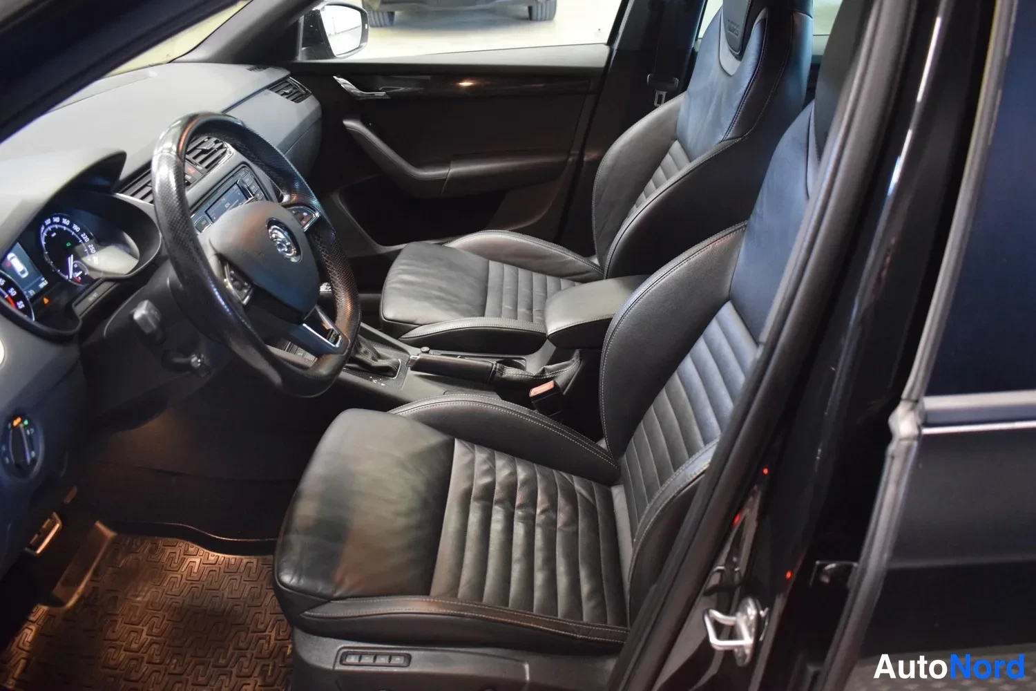 Musta Skoda Octavia 2016, ulkokuva 7 – Raisio