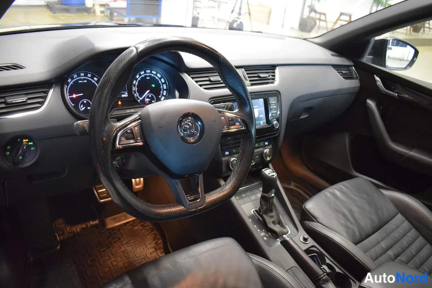Musta Skoda Octavia 2016, ulkokuva 8 – Raisio