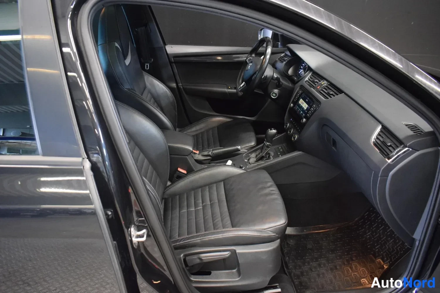 Musta Skoda Octavia 2016, ulkokuva 10 – Raisio
