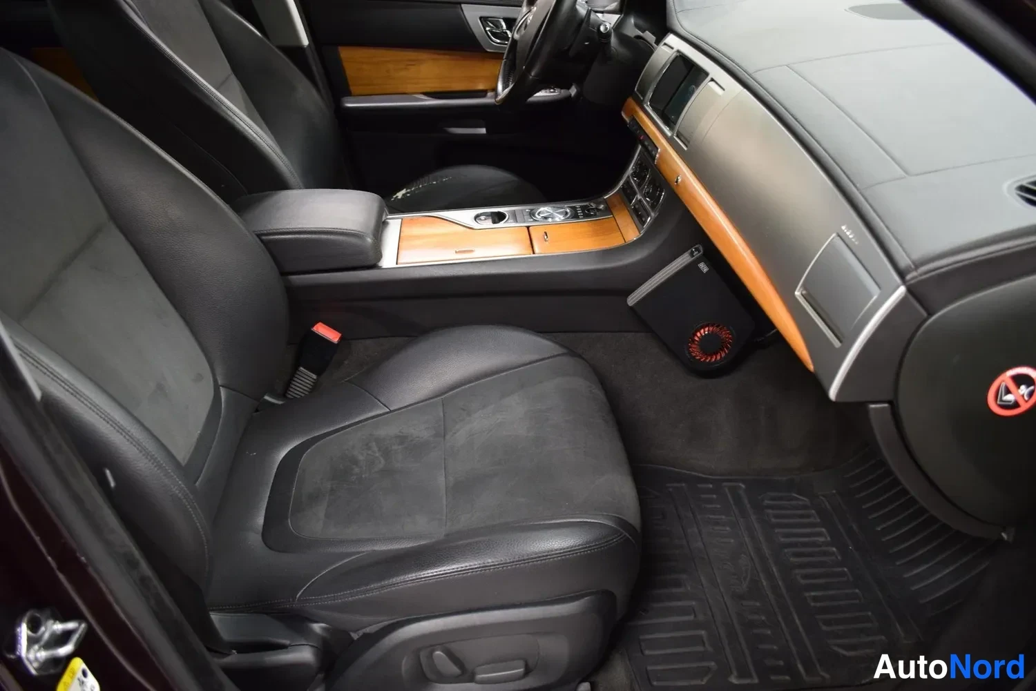 Punainen Jaguar XF 2014, ulkokuva 11 – Raisio