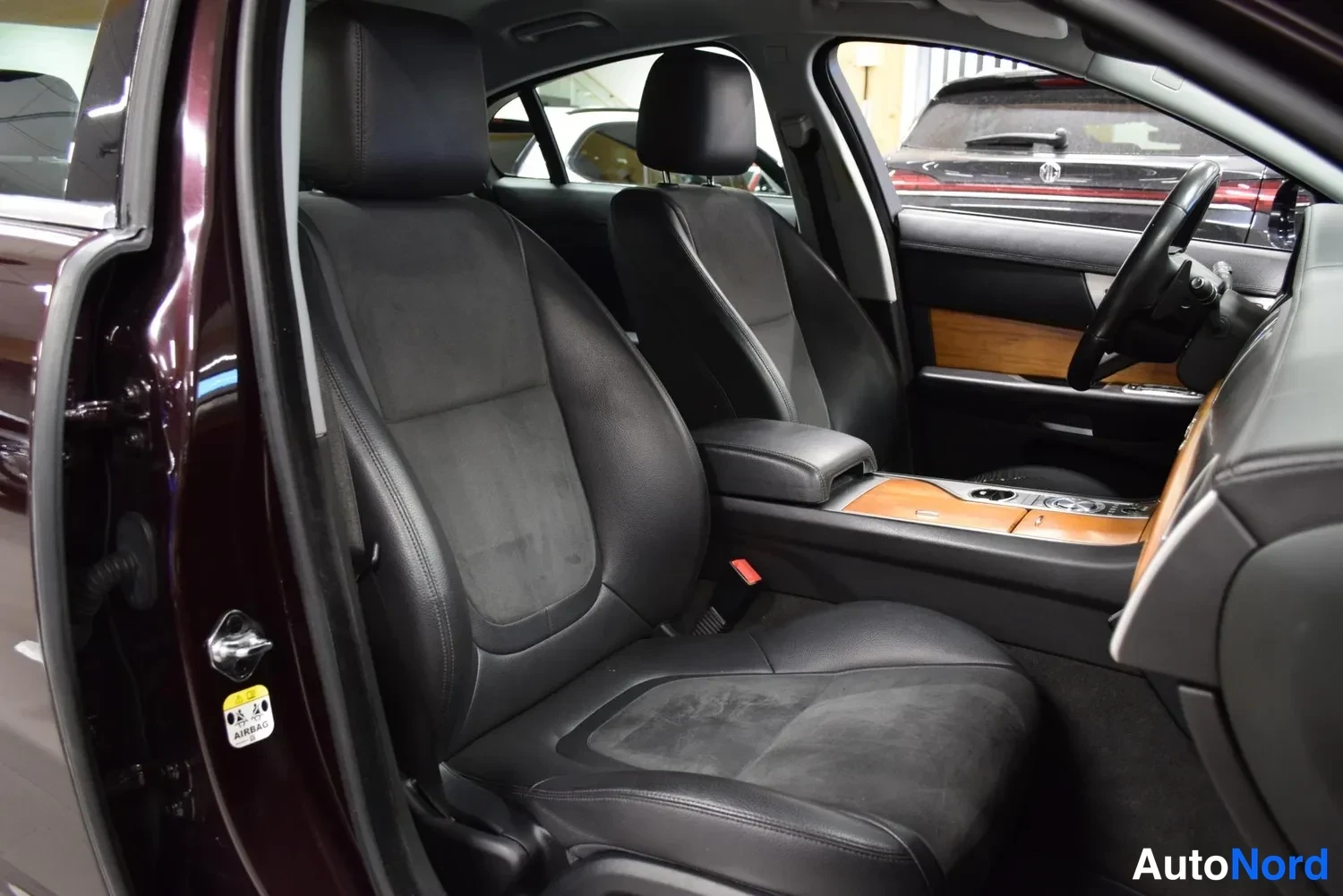 Punainen Jaguar XF 2014, ulkokuva 13 – Raisio