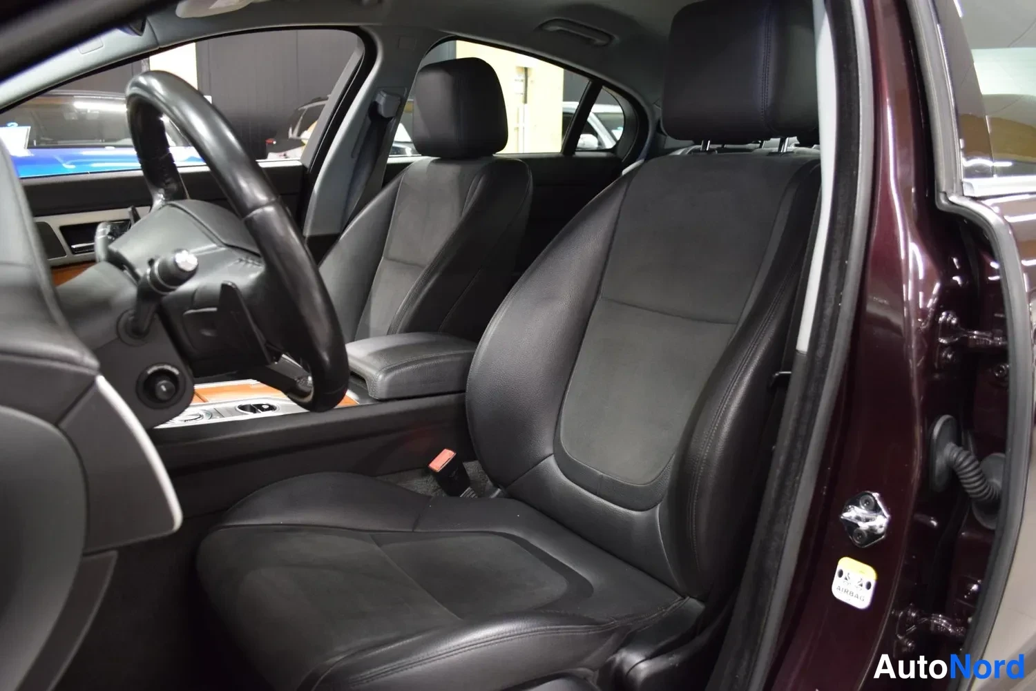 Punainen Jaguar XF 2014, ulkokuva 9 – Raisio