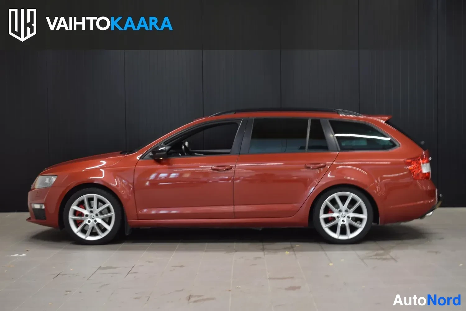 Punainen Skoda Octavia 2015, ulkokuva 2 – Raisio