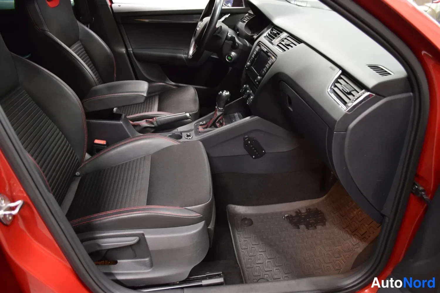 Punainen Skoda Octavia 2015, ulkokuva 11 – Raisio
