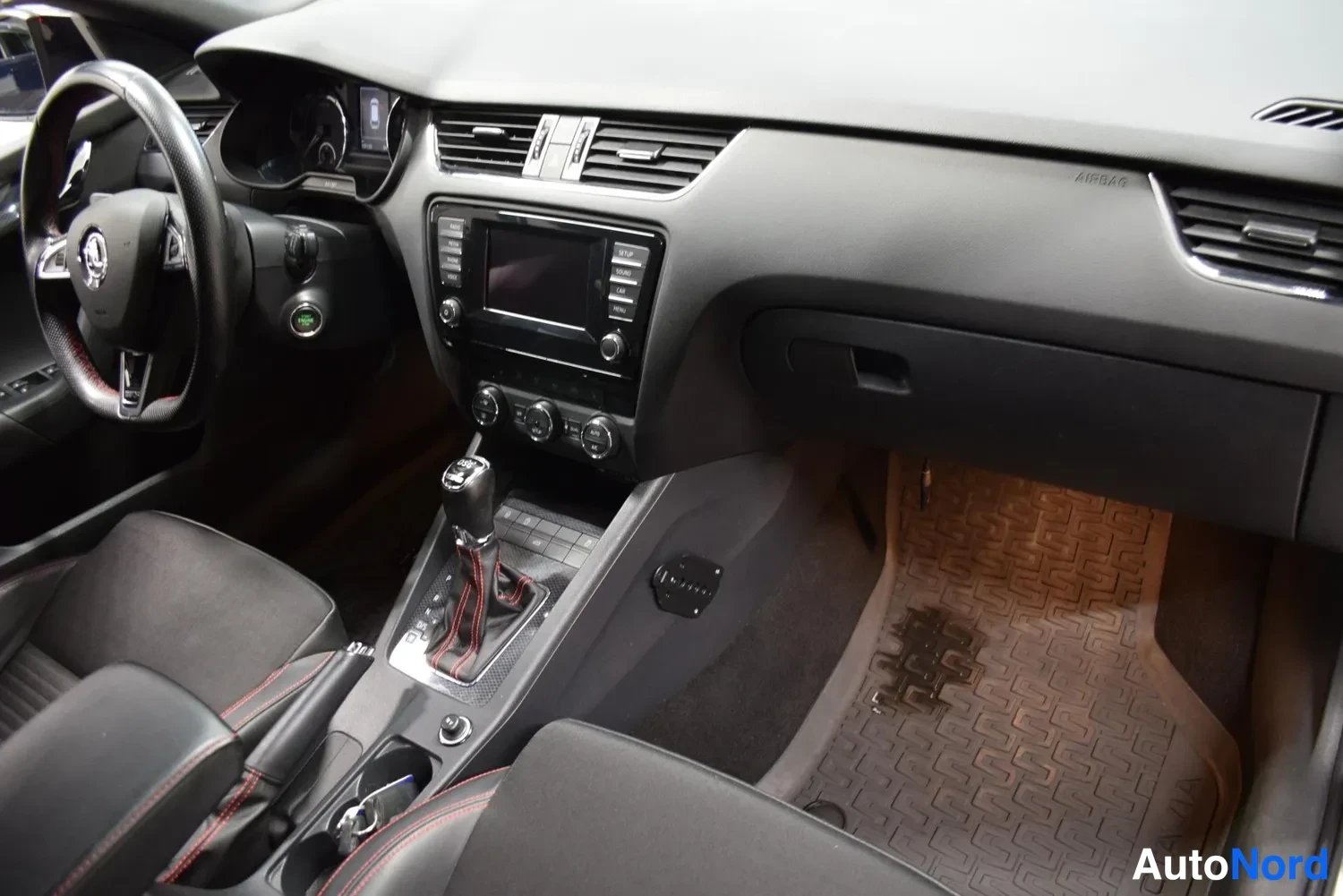Punainen Skoda Octavia 2015, ulkokuva 12 – Raisio
