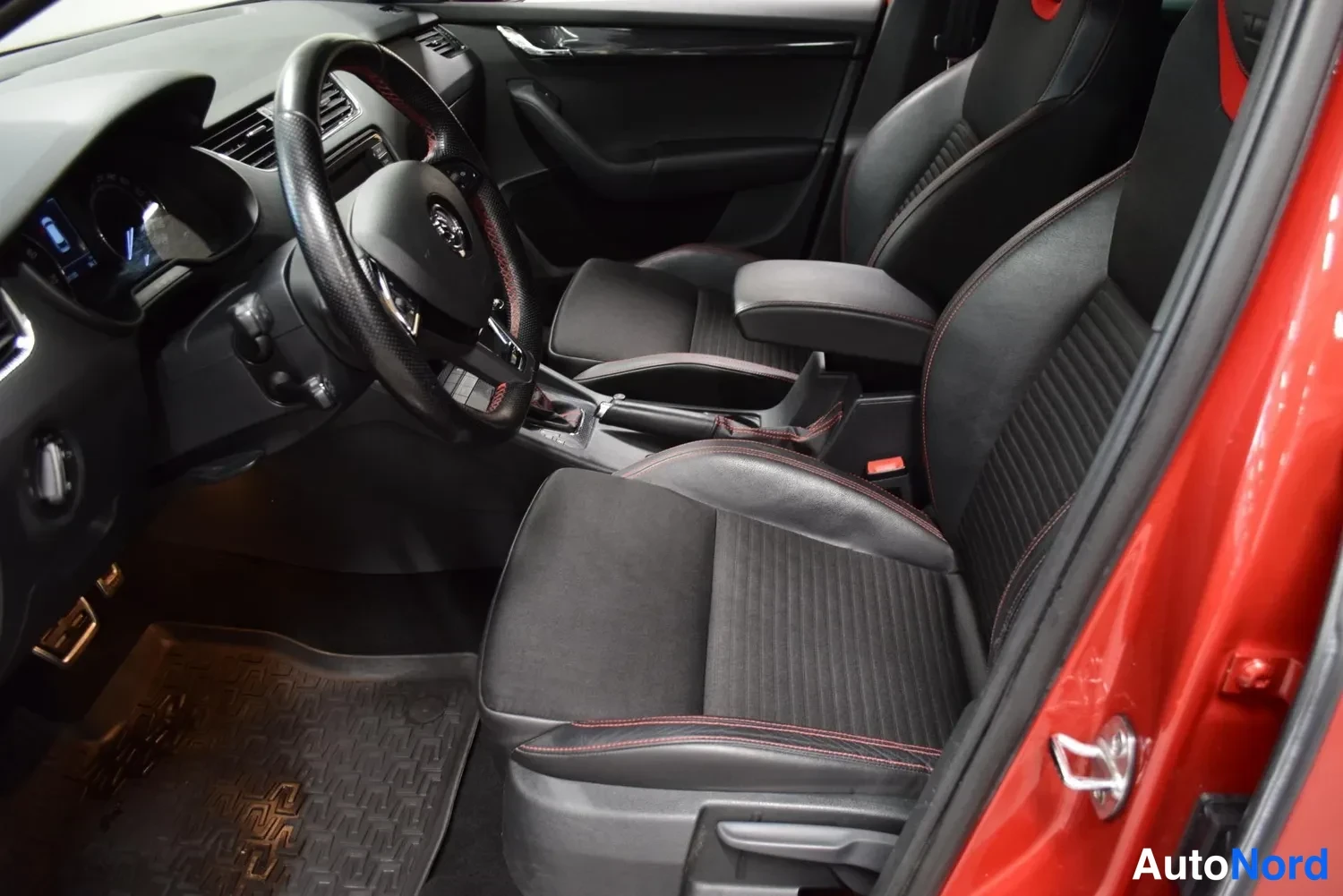 Punainen Skoda Octavia 2015, ulkokuva 8 – Raisio