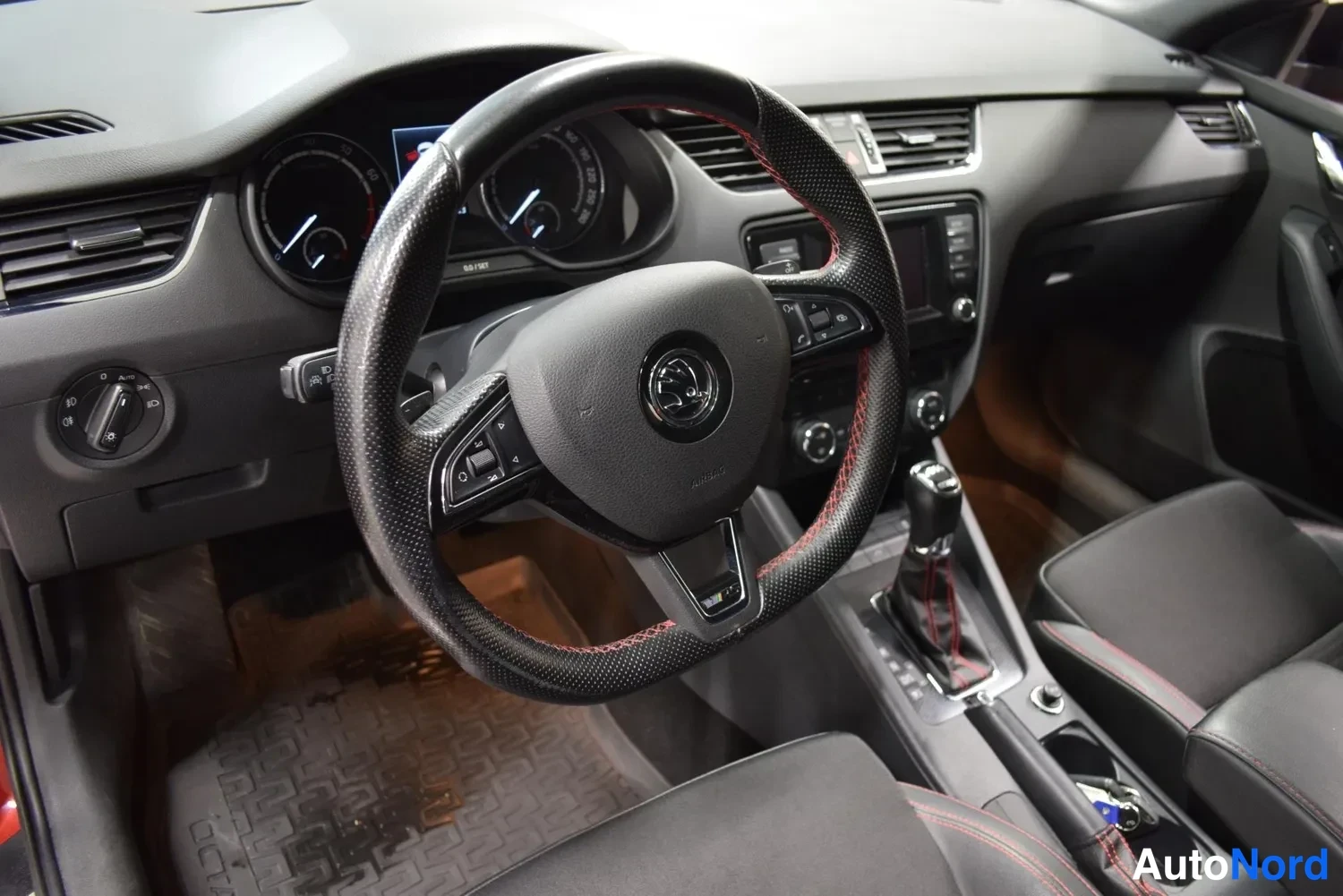 Punainen Skoda Octavia 2015, ulkokuva 9 – Raisio